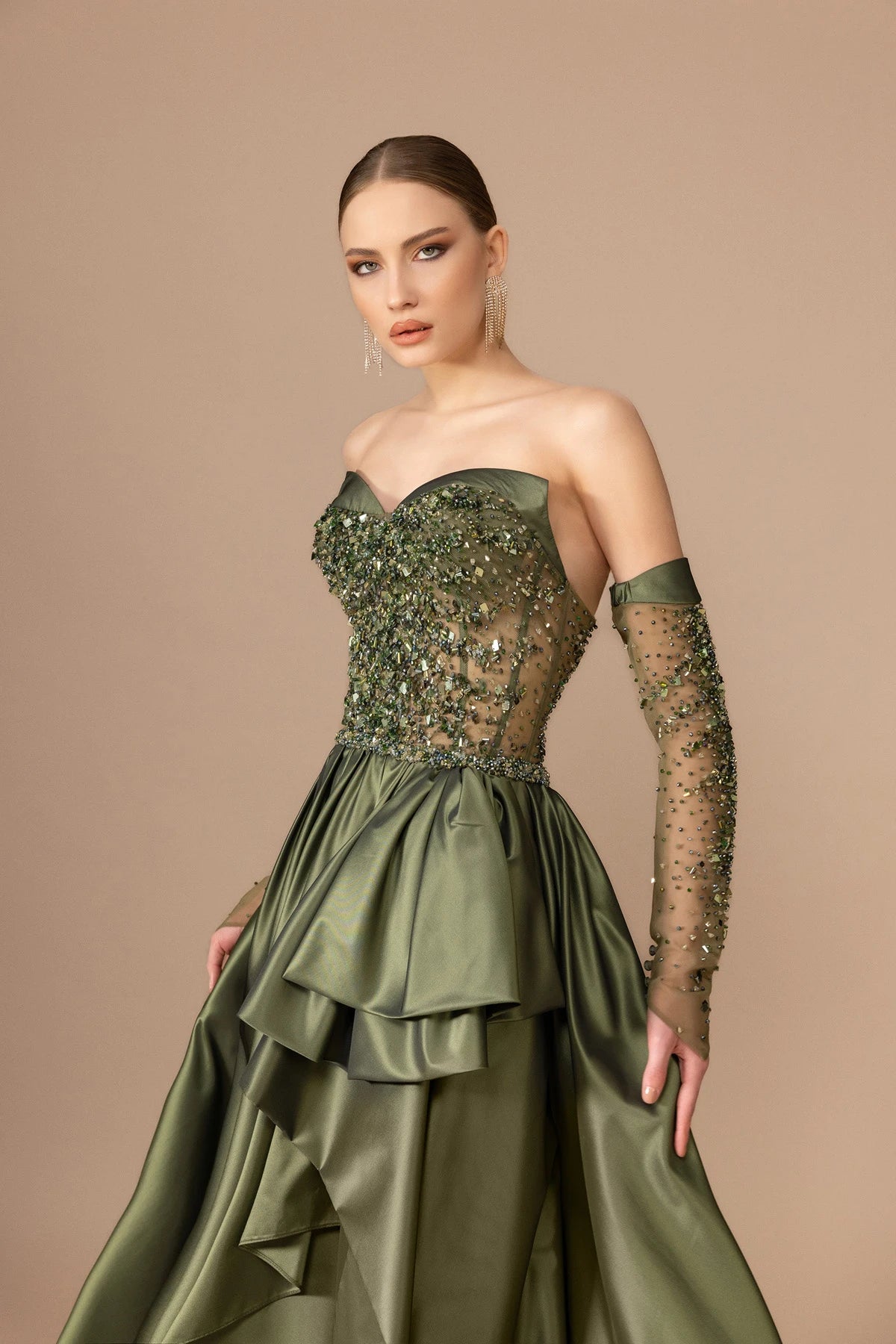 7010-İşleme Detaylı Transparan Kollu Straplez Uzun Elbise