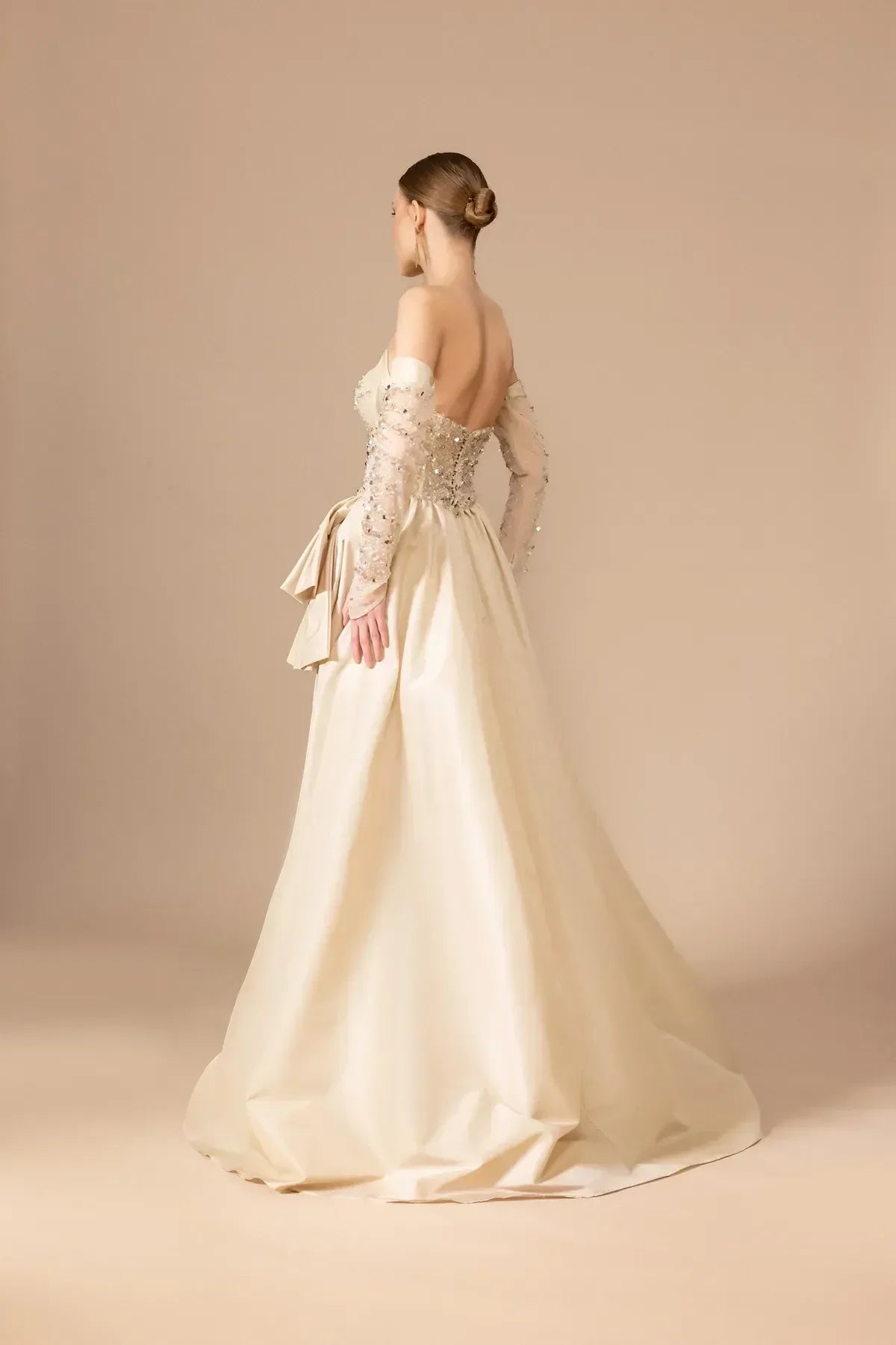 7010-İşleme Detaylı Transparan Kollu Straplez Uzun Elbise - Kenzel