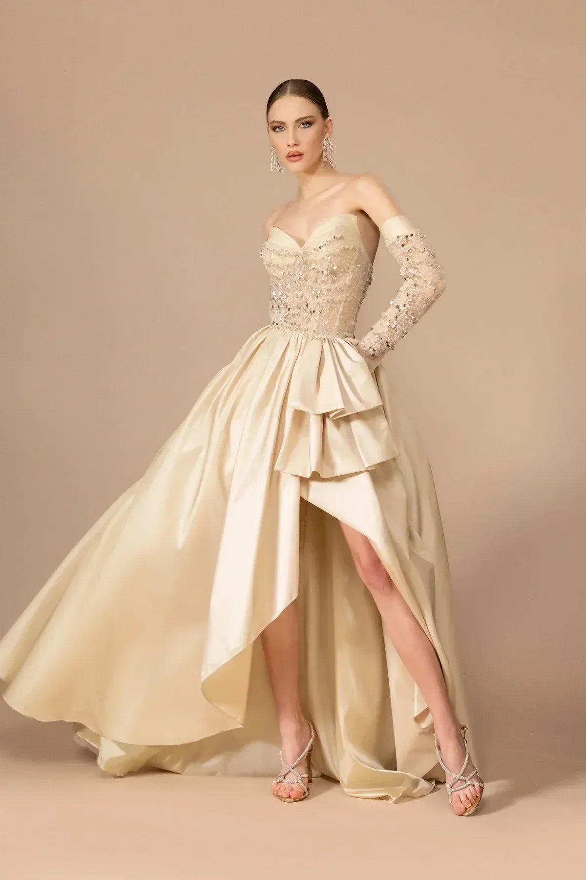 7010-İşleme Detaylı Transparan Kollu Straplez Uzun Elbise - Kenzel