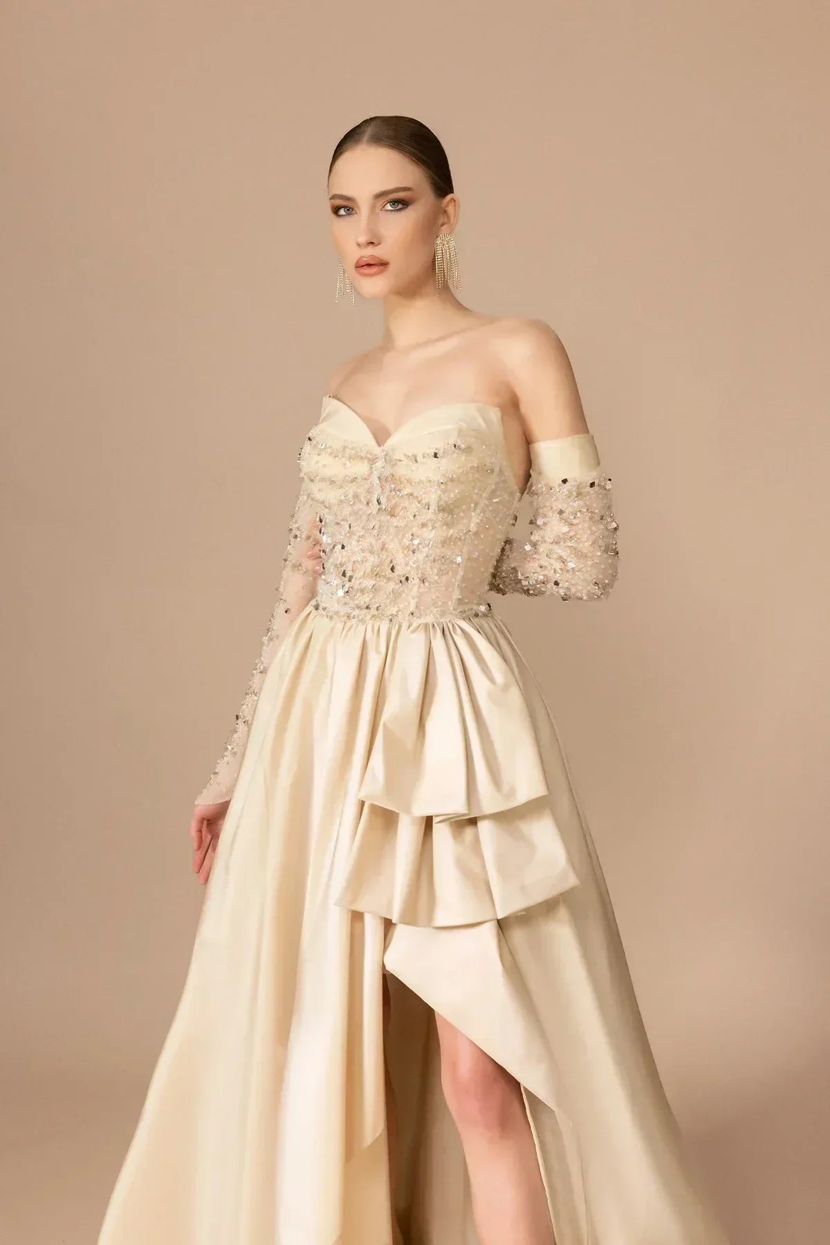 7010-İşleme Detaylı Transparan Kollu Straplez Uzun Elbise - Kenzel