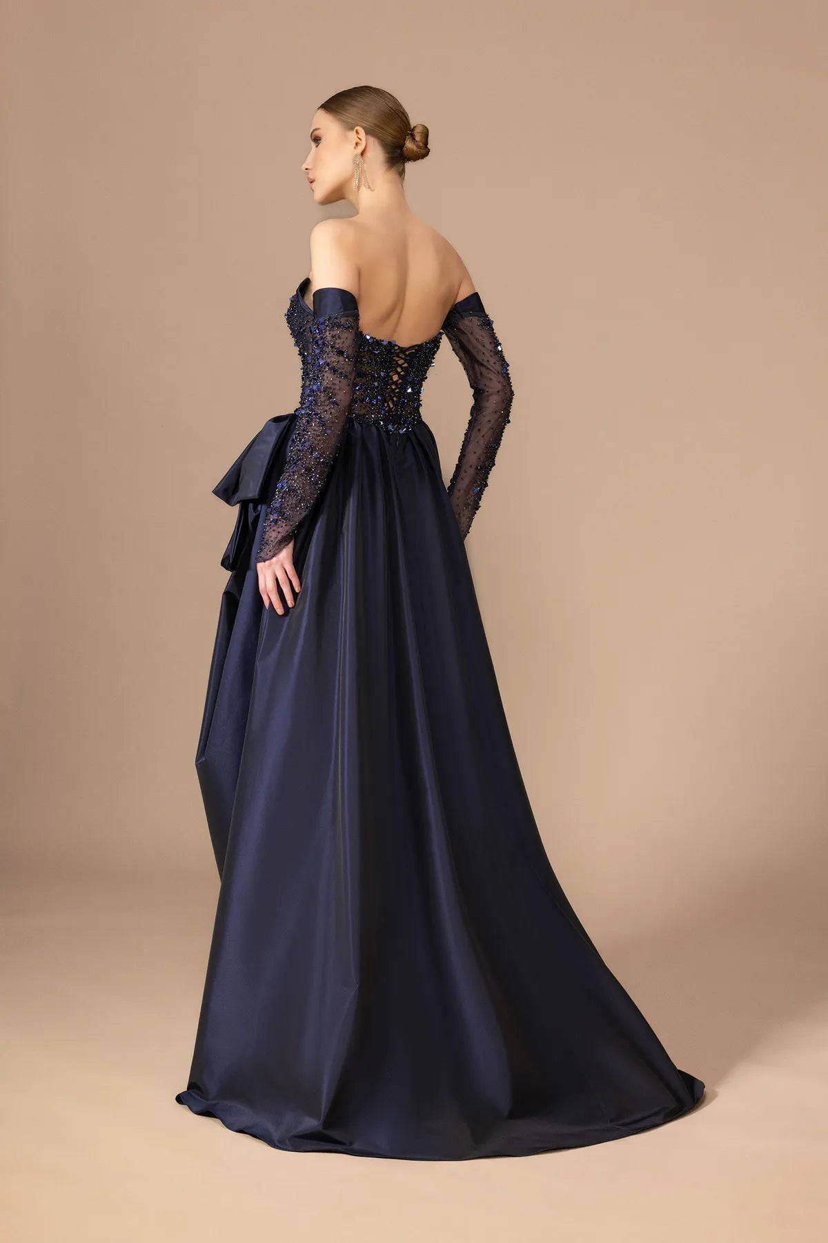 7010-İşleme Detaylı Transparan Kollu Straplez Uzun Elbise