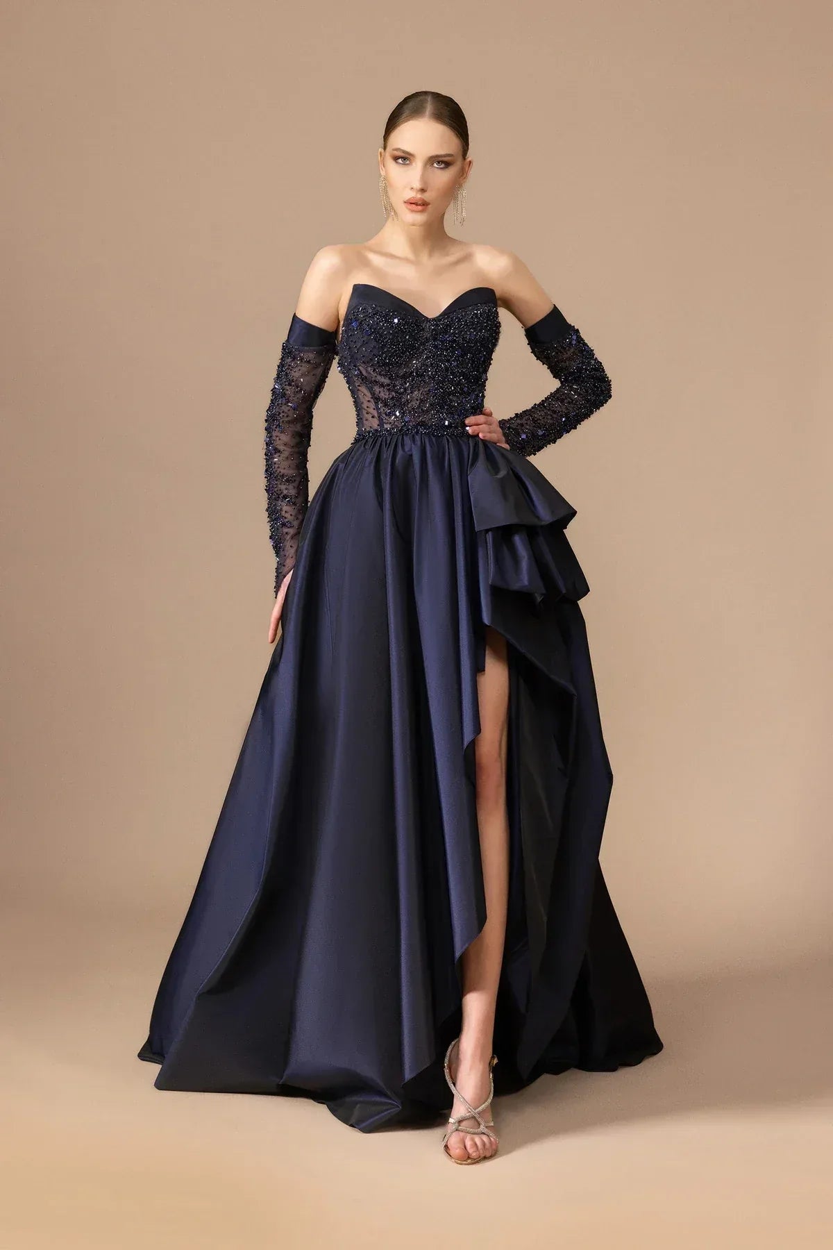 7010-İşleme Detaylı Transparan Kollu Straplez Uzun Elbise - Kenzel