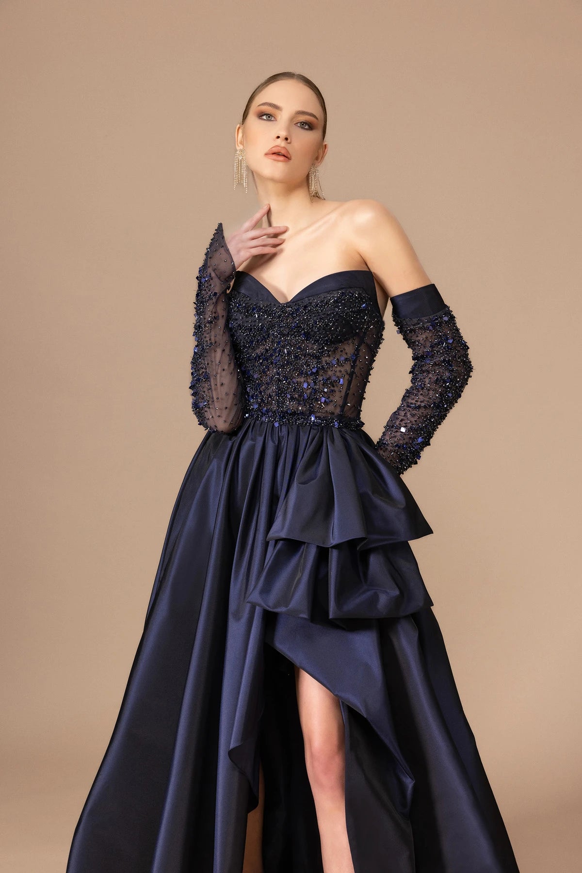 7010-İşleme Detaylı Transparan Kollu Straplez Uzun Elbise