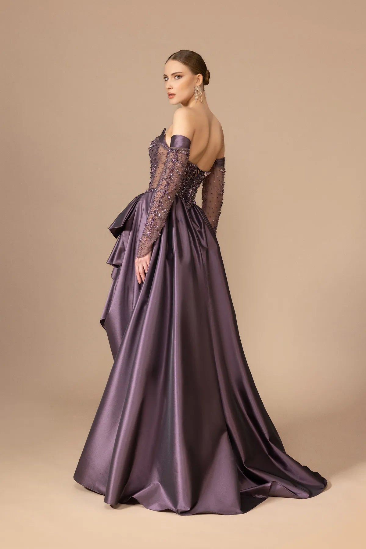 7010-İşleme Detaylı Transparan Kollu Straplez Uzun Elbise