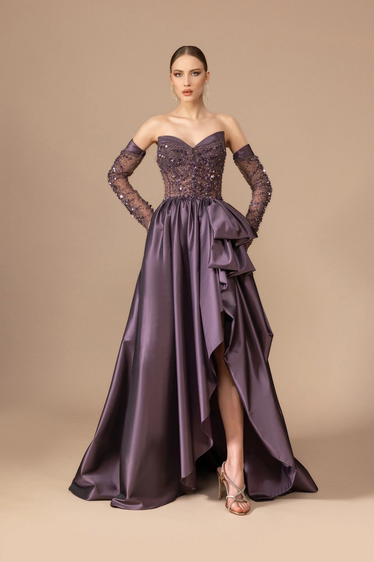 7010-İşleme Detaylı Transparan Kollu Straplez Uzun Elbise