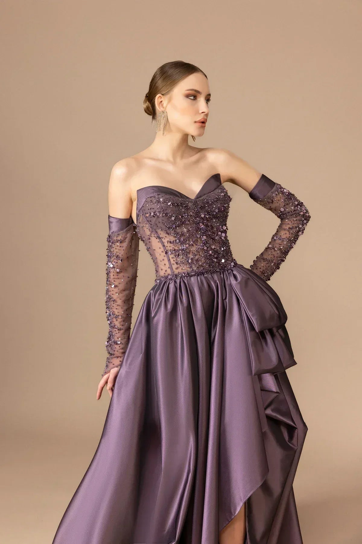 7010-İşleme Detaylı Transparan Kollu Straplez Uzun Elbise - Kenzel