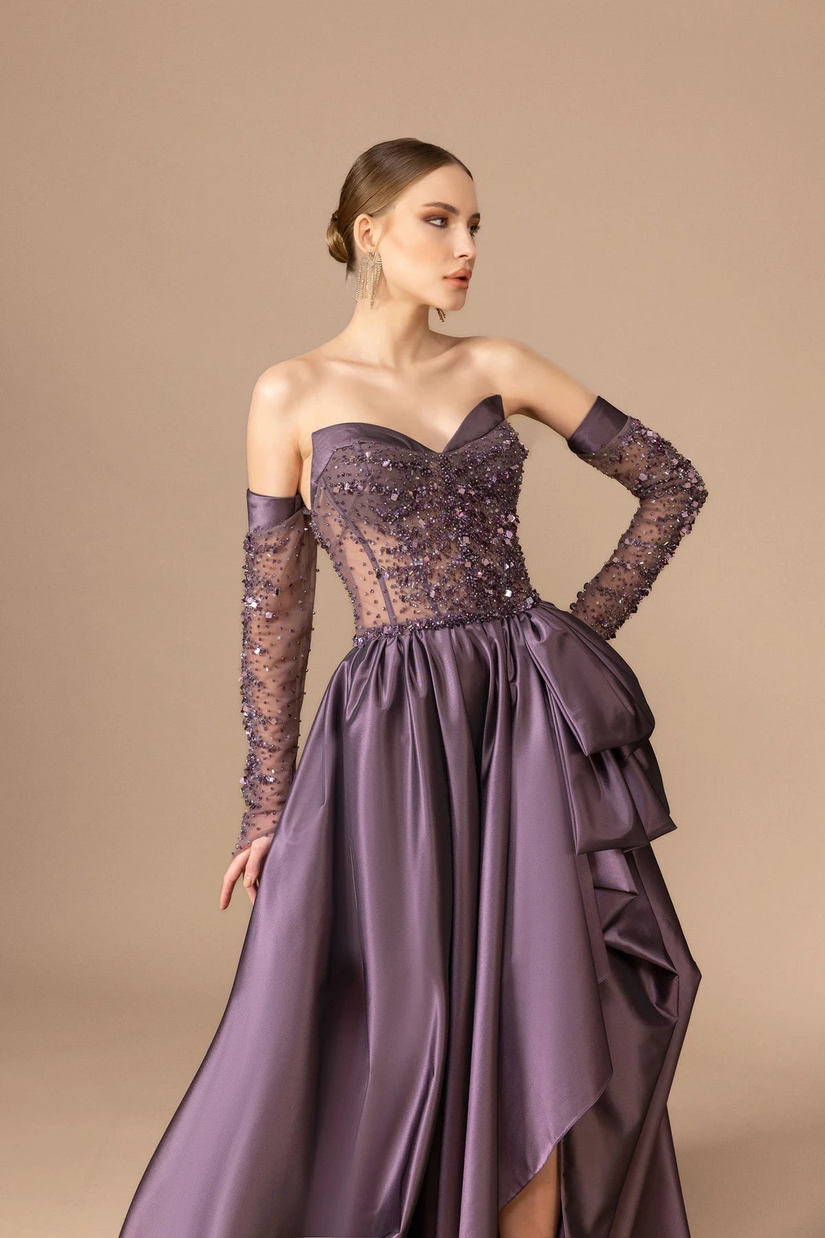 7010-İşleme Detaylı Transparan Kollu Straplez Uzun Elbise