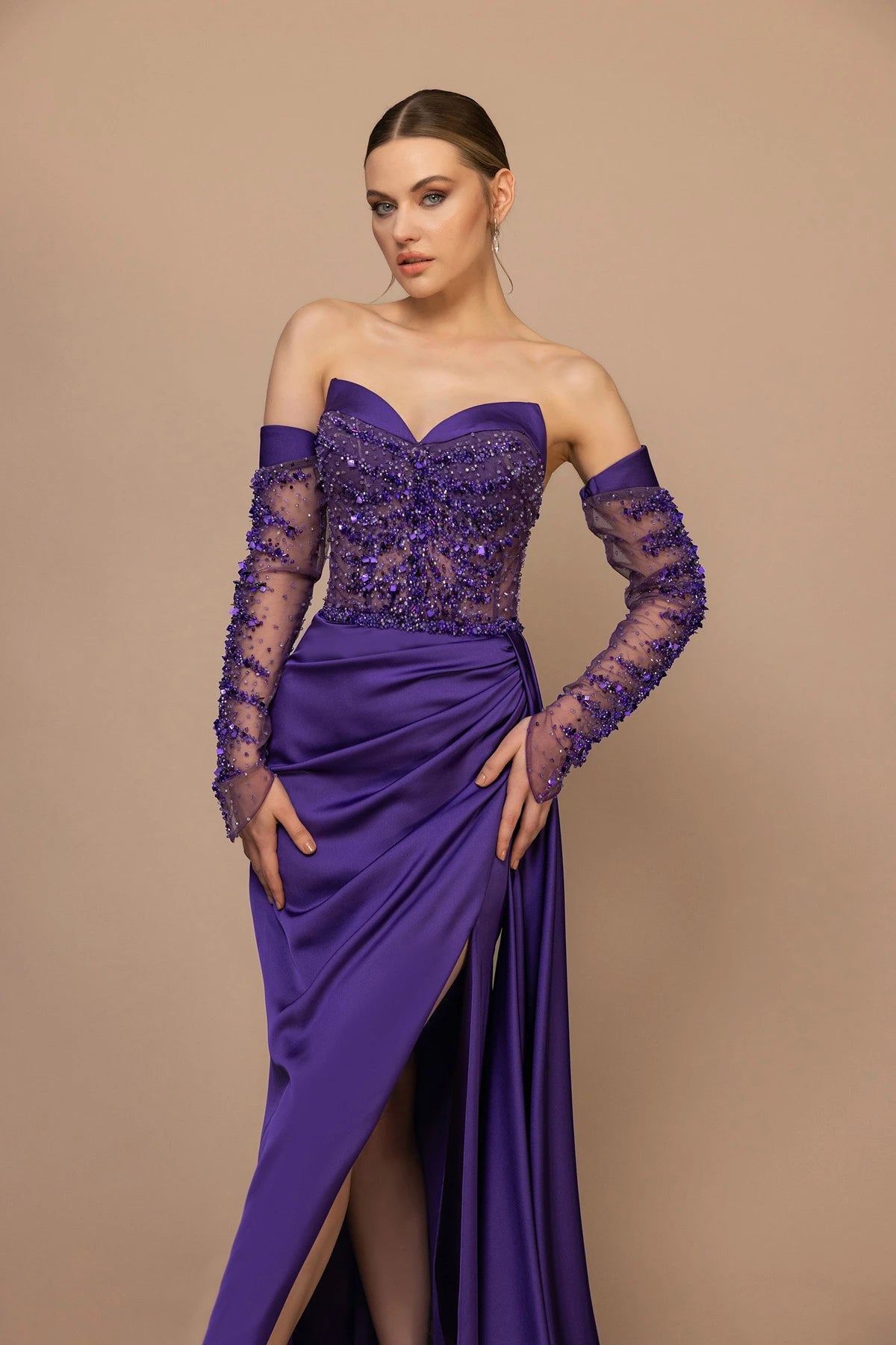 7014-İşleme Detaylı Transparan Kol Straplez Uzun Elbise