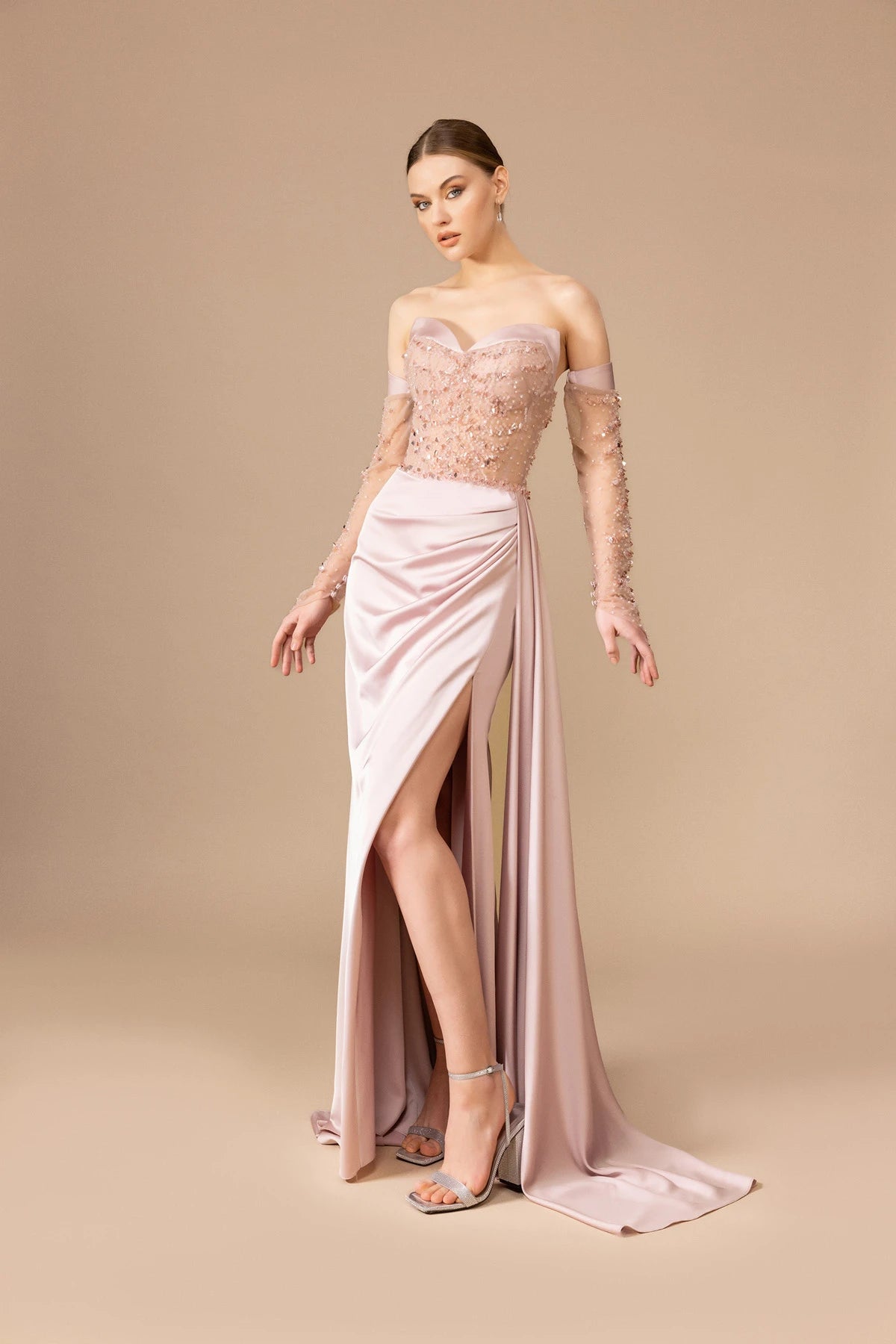 7014-İşleme Detaylı Transparan Kol Straplez Uzun Elbise