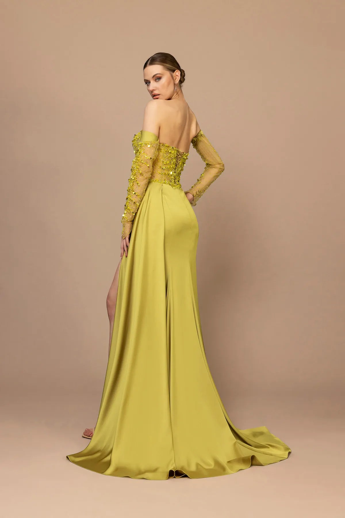 7014-İşleme Detaylı Transparan Kol Straplez Uzun Elbise