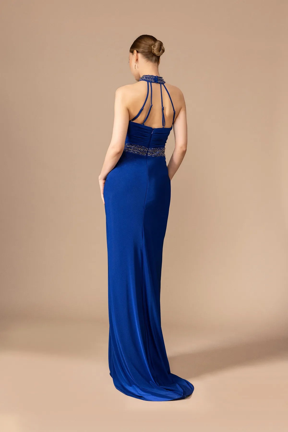 7016-Dekolteli Yırtmaçlı Uzun Elbise