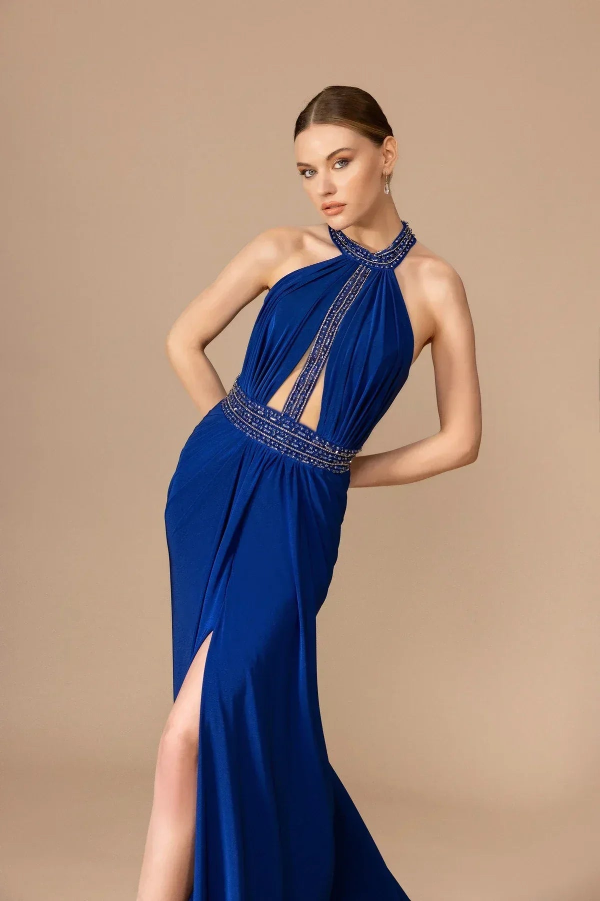 7016-Dekolteli Yırtmaçlı Uzun Elbise - Kenzel