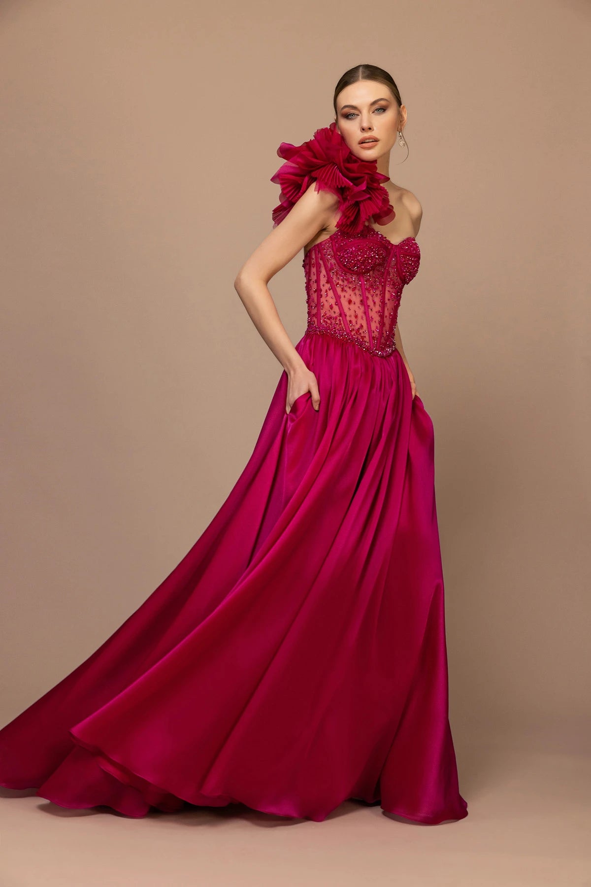 7024-Plise Garnili Omuz Çiçeği Detaylı İşlemeli Uzun Elbise