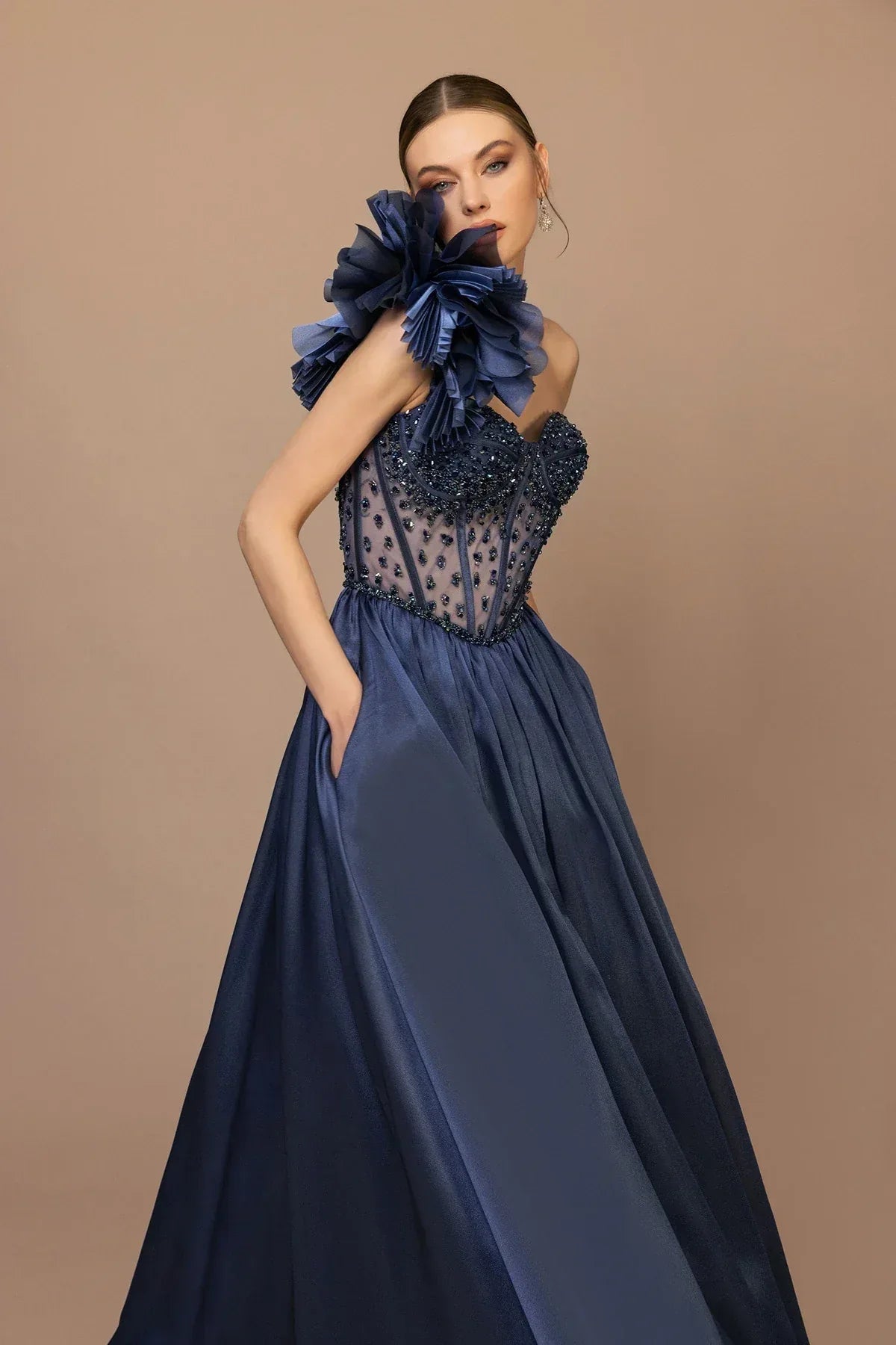 7024-Plise Garnili Omuz Çiçeği Detaylı İşlemeli Uzun Elbise - Kenzel