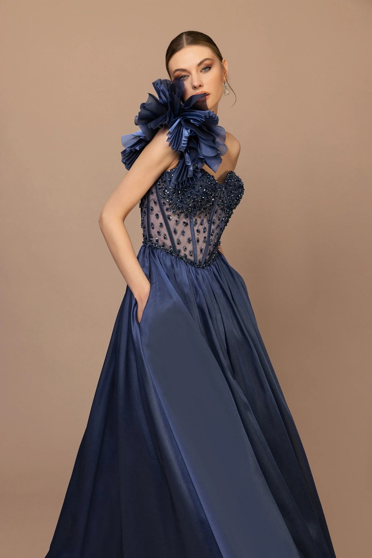 7024-Plise Garnili Omuz Çiçeği Detaylı İşlemeli Uzun Elbise