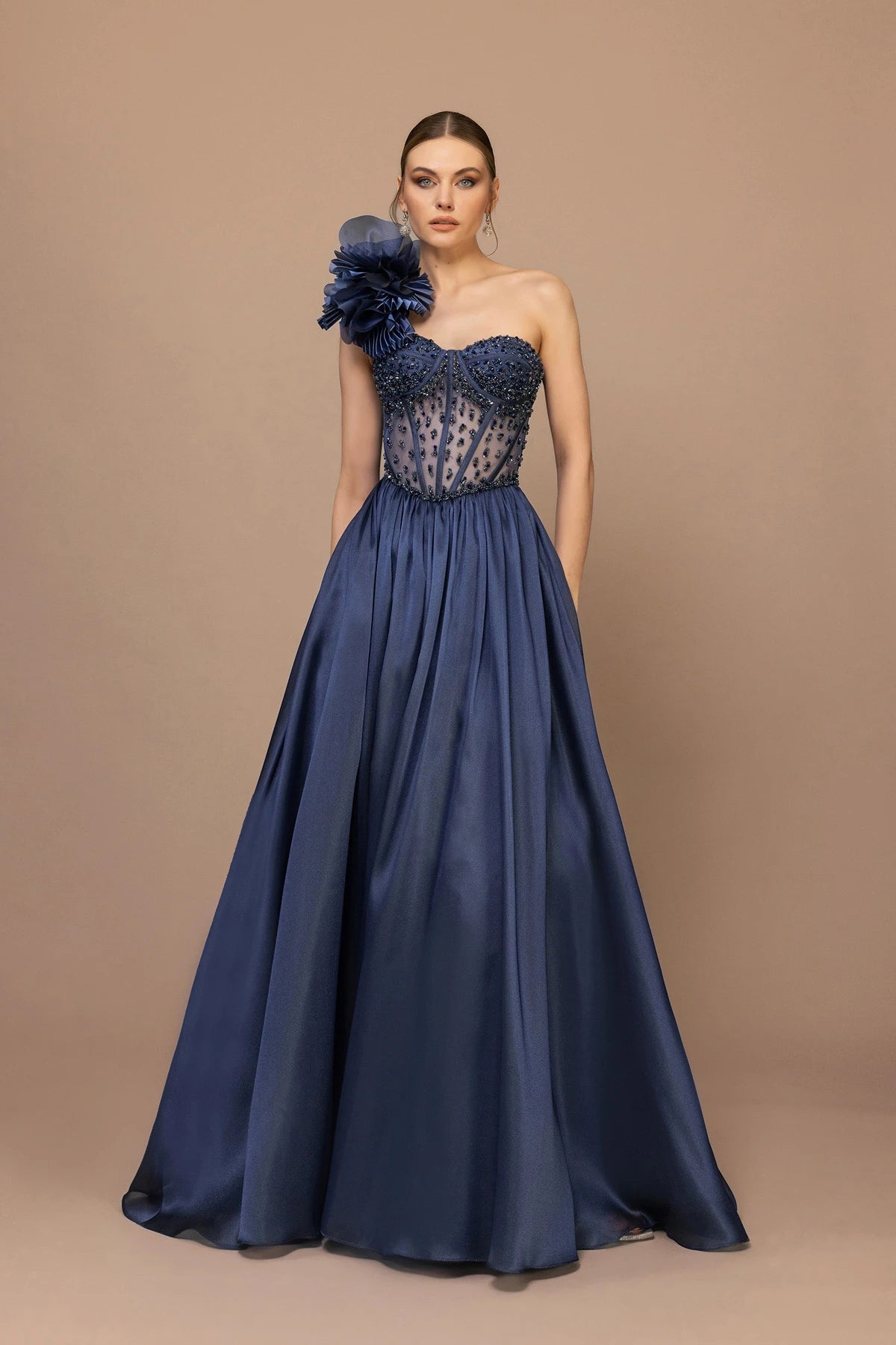 7024-Plise Garnili Omuz Çiçeği Detaylı İşlemeli Uzun Elbise