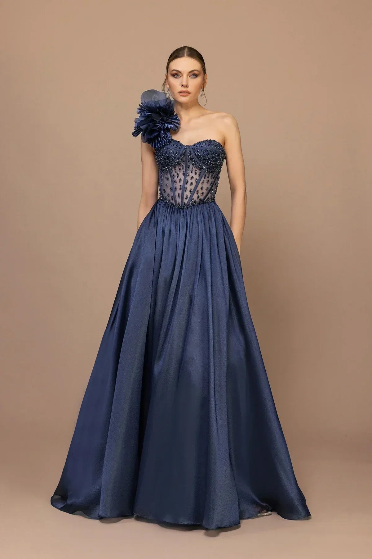 7024-Plise Garnili Omuz Çiçeği Detaylı İşlemeli Uzun Elbise - Kenzel