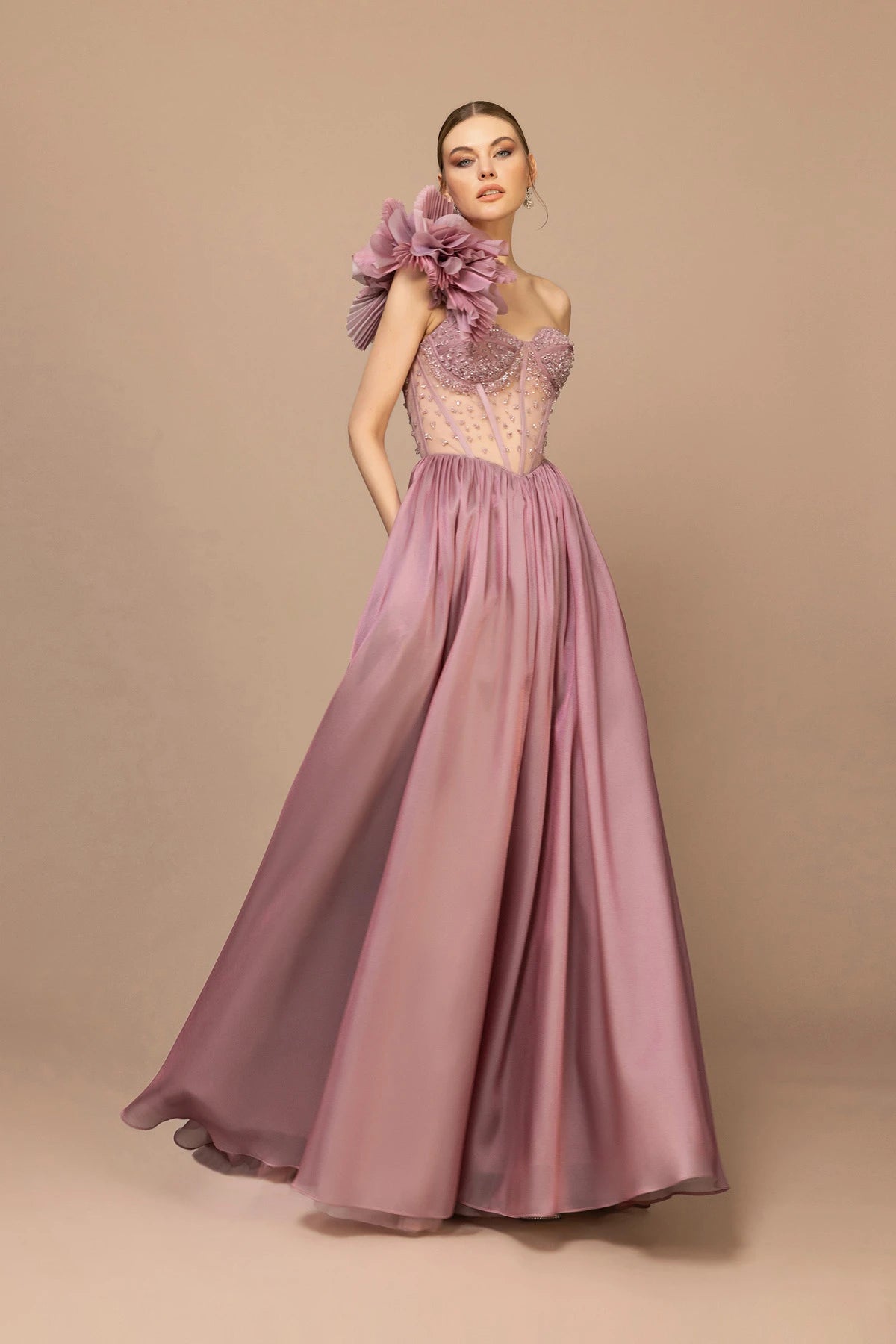 7024-Plise Garnili Omuz Çiçeği Detaylı İşlemeli Uzun Elbise