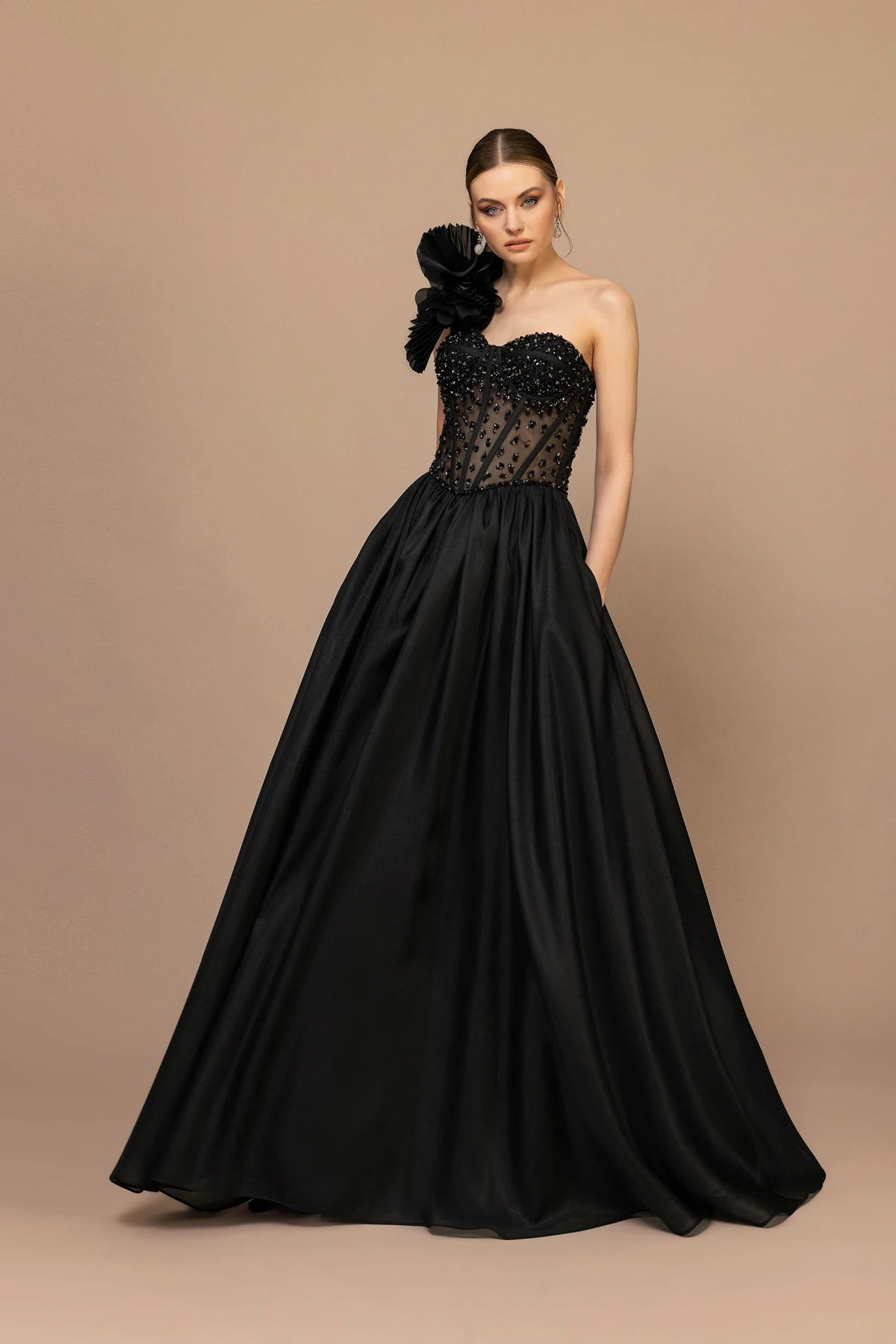 7024-Plise Garnili Omuz Çiçeği Detaylı İşlemeli Uzun Elbise