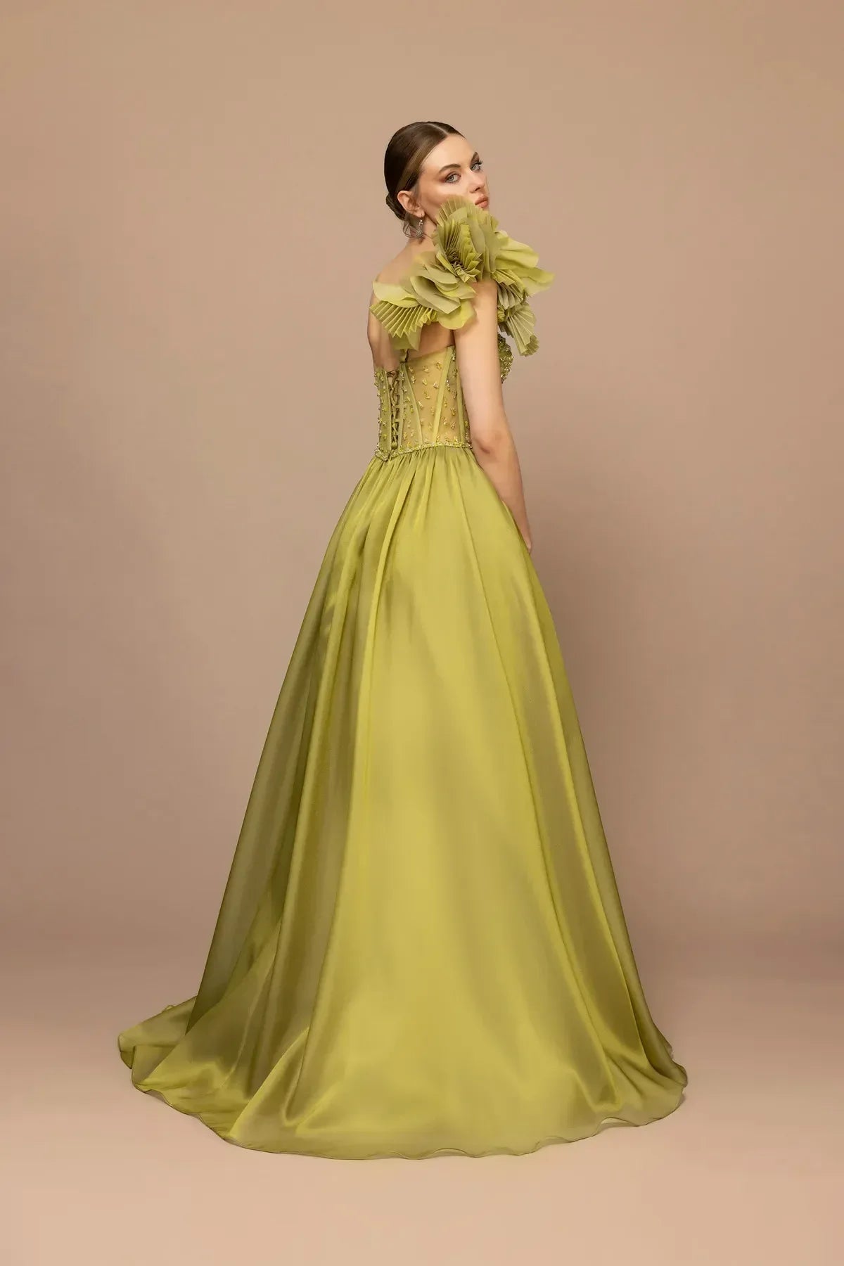 7024-Plise Garnili Omuz Çiçeği Detaylı İşlemeli Uzun Elbise - Kenzel