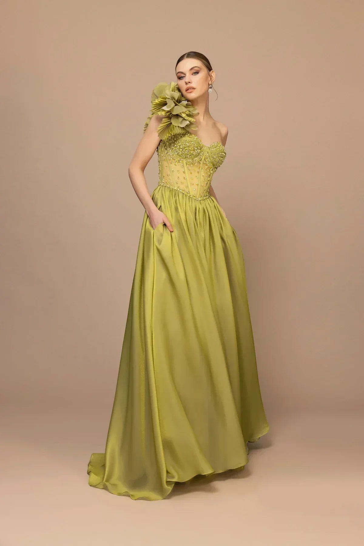 7024-Plise Garnili Omuz Çiçeği Detaylı İşlemeli Uzun Elbise - Kenzel