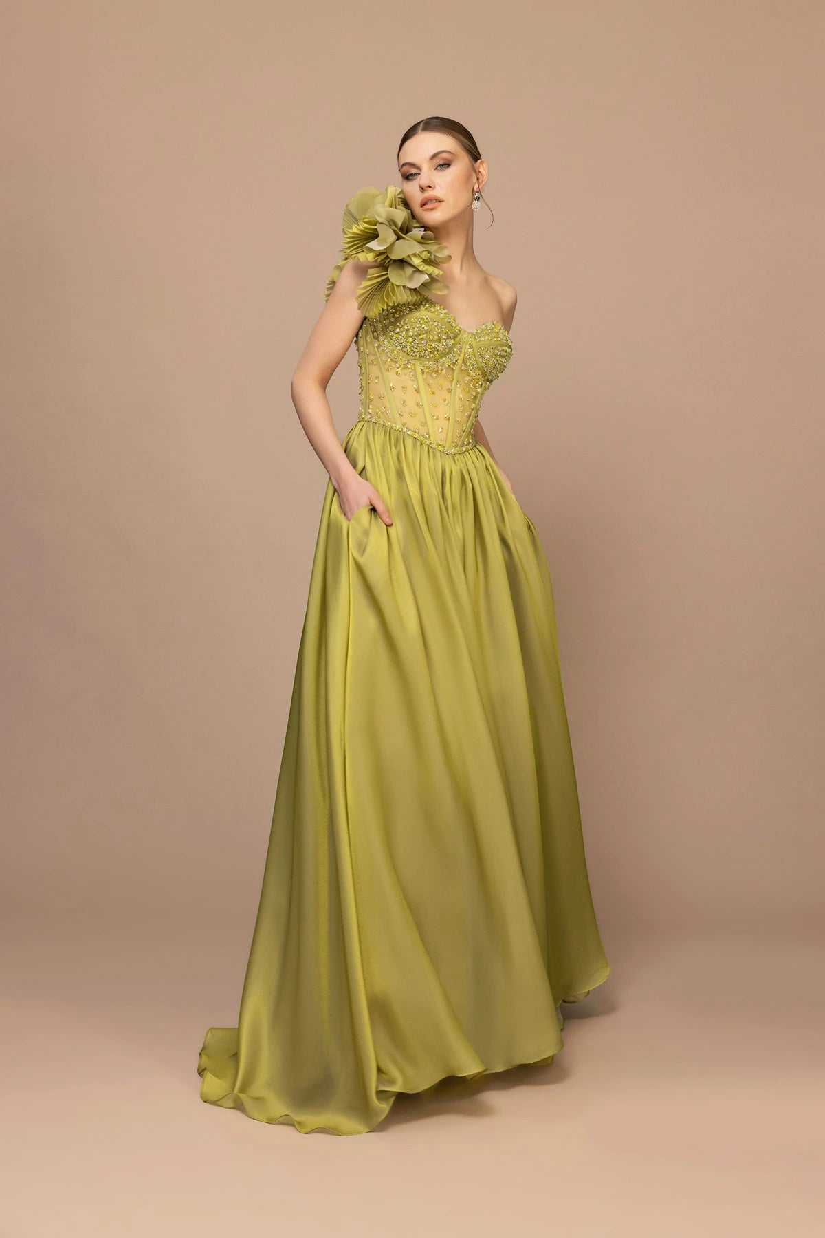 7024-Plise Garnili Omuz Çiçeği Detaylı İşlemeli Uzun Elbise