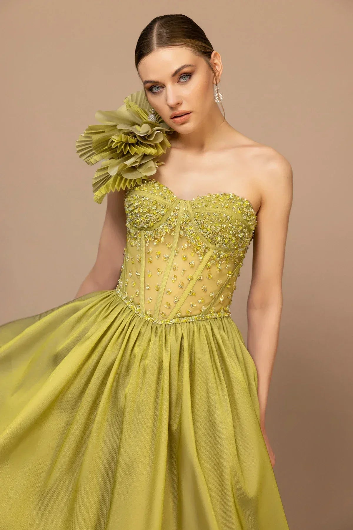 7024-Plise Garnili Omuz Çiçeği Detaylı İşlemeli Uzun Elbise - Kenzel