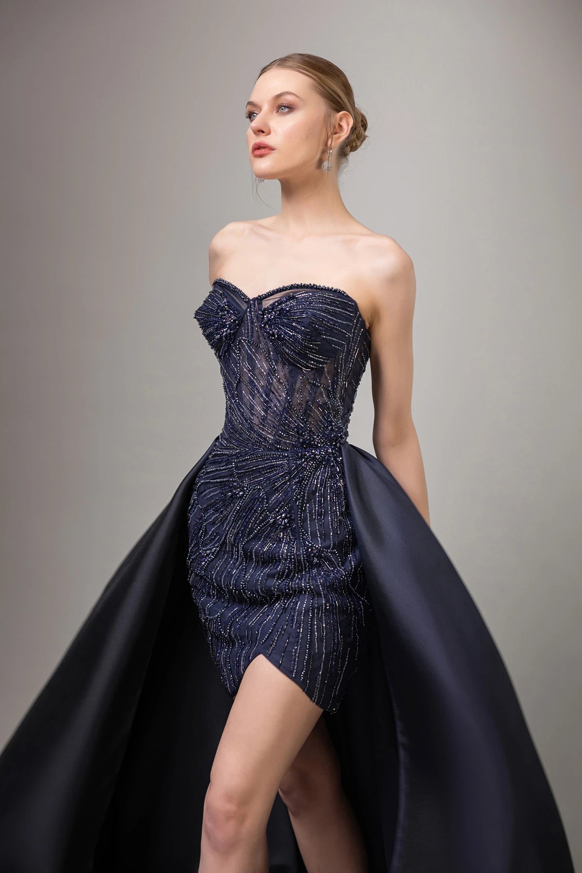 7029-İşleme Detaylı Straplez Önü Kısa Arkası Uzun Elbise