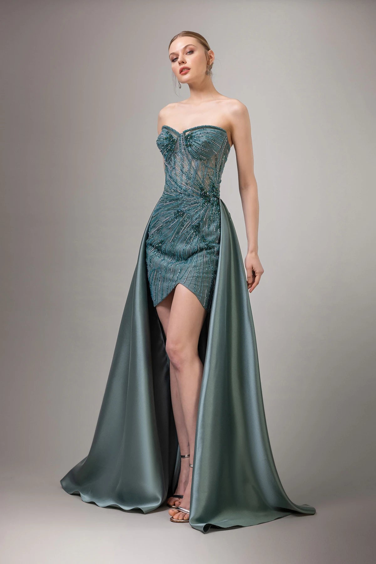 7029-İşleme Detaylı Straplez Önü Kısa Arkası Uzun Elbise