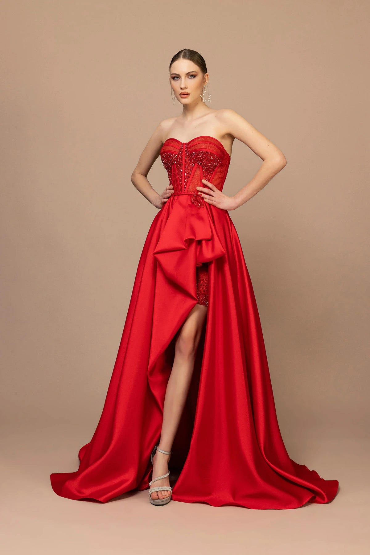 7034-İşleme Detaylı Straplez Yırtmaçlı Uzun Elbise