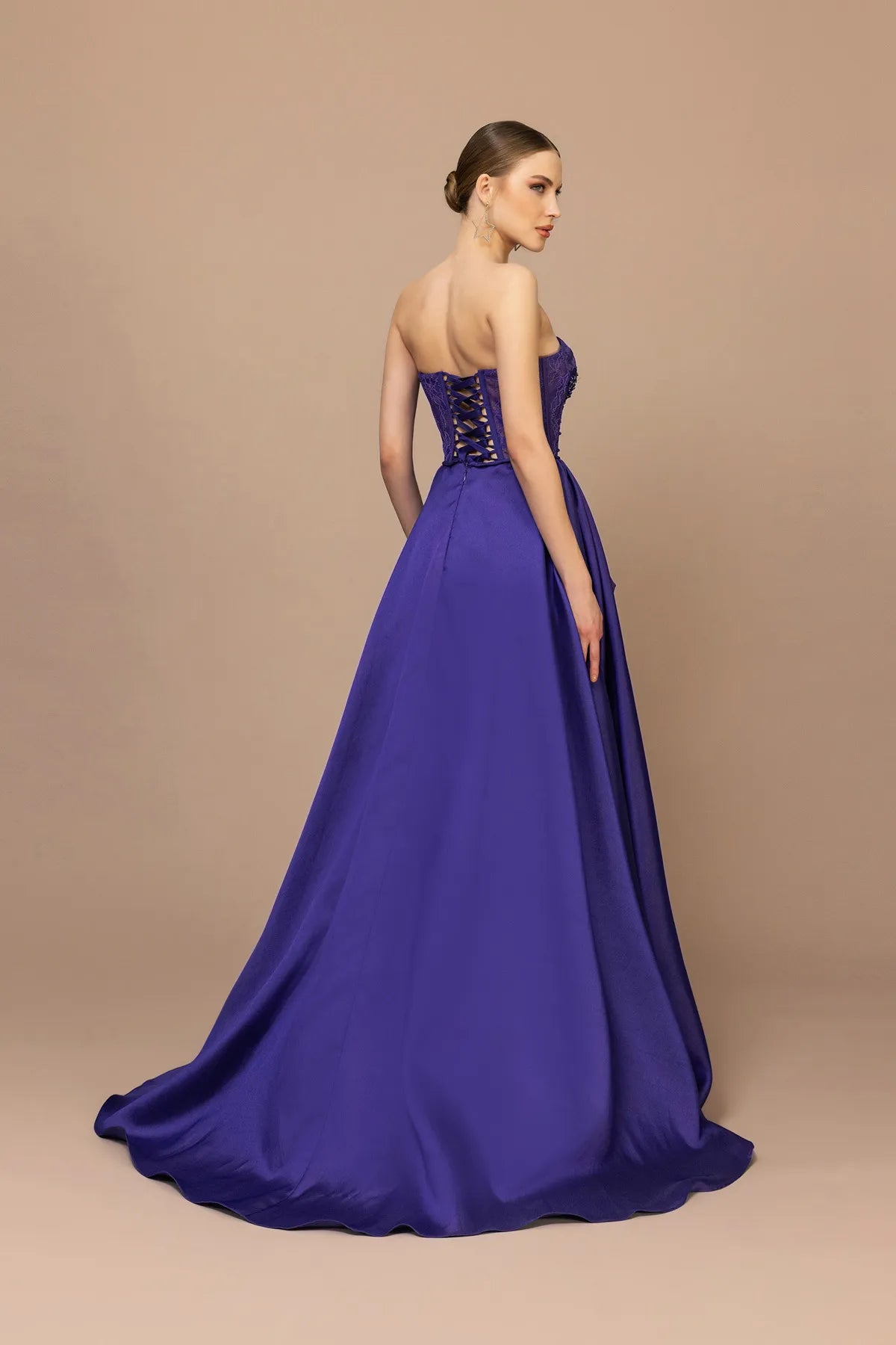 7034-İşleme Detaylı Straplez Yırtmaçlı Uzun Elbise