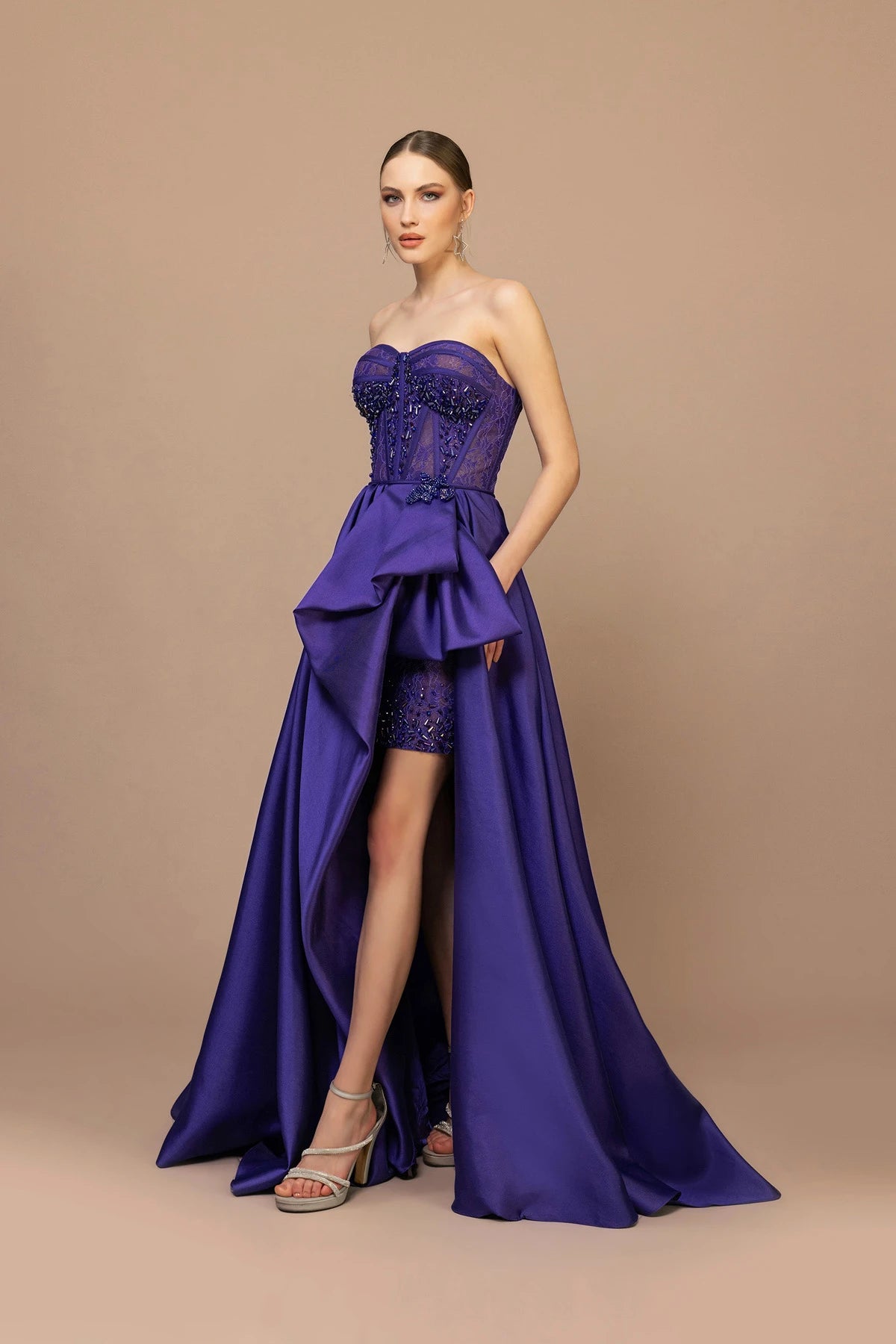 7034-İşleme Detaylı Straplez Yırtmaçlı Uzun Elbise