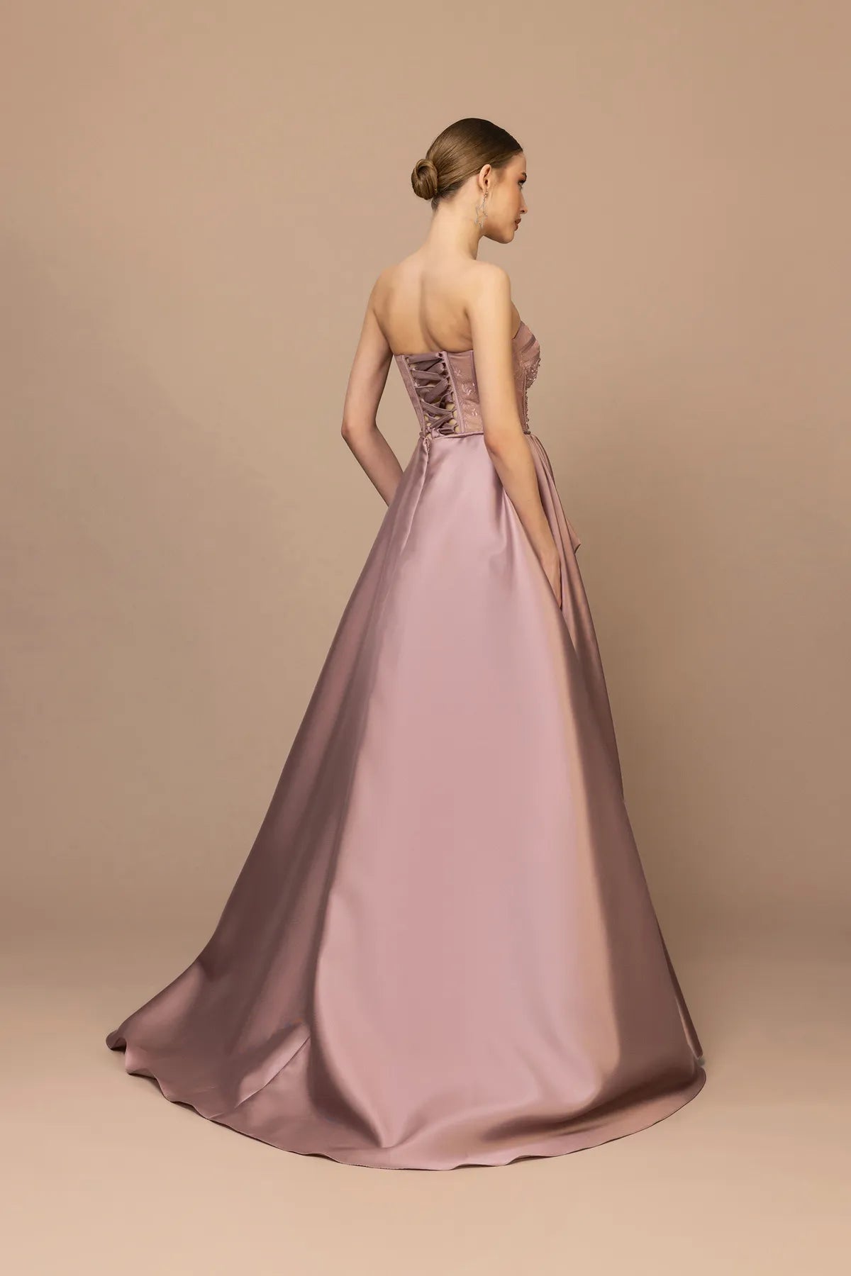 7034-İşleme Detaylı Straplez Yırtmaçlı Uzun Elbise