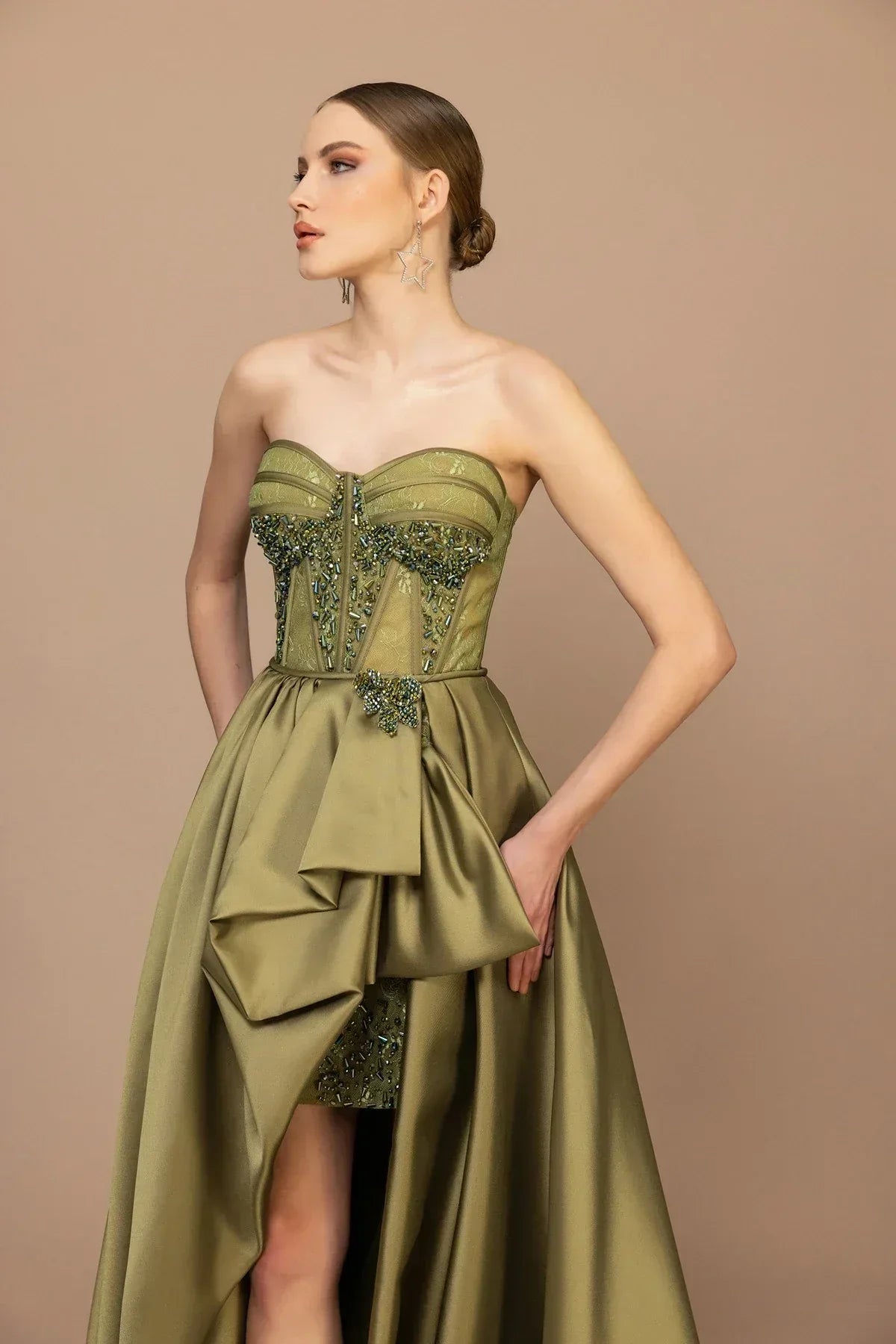 7034-İşleme Detaylı Straplez Yırtmaçlı Uzun Elbise - Kenzel