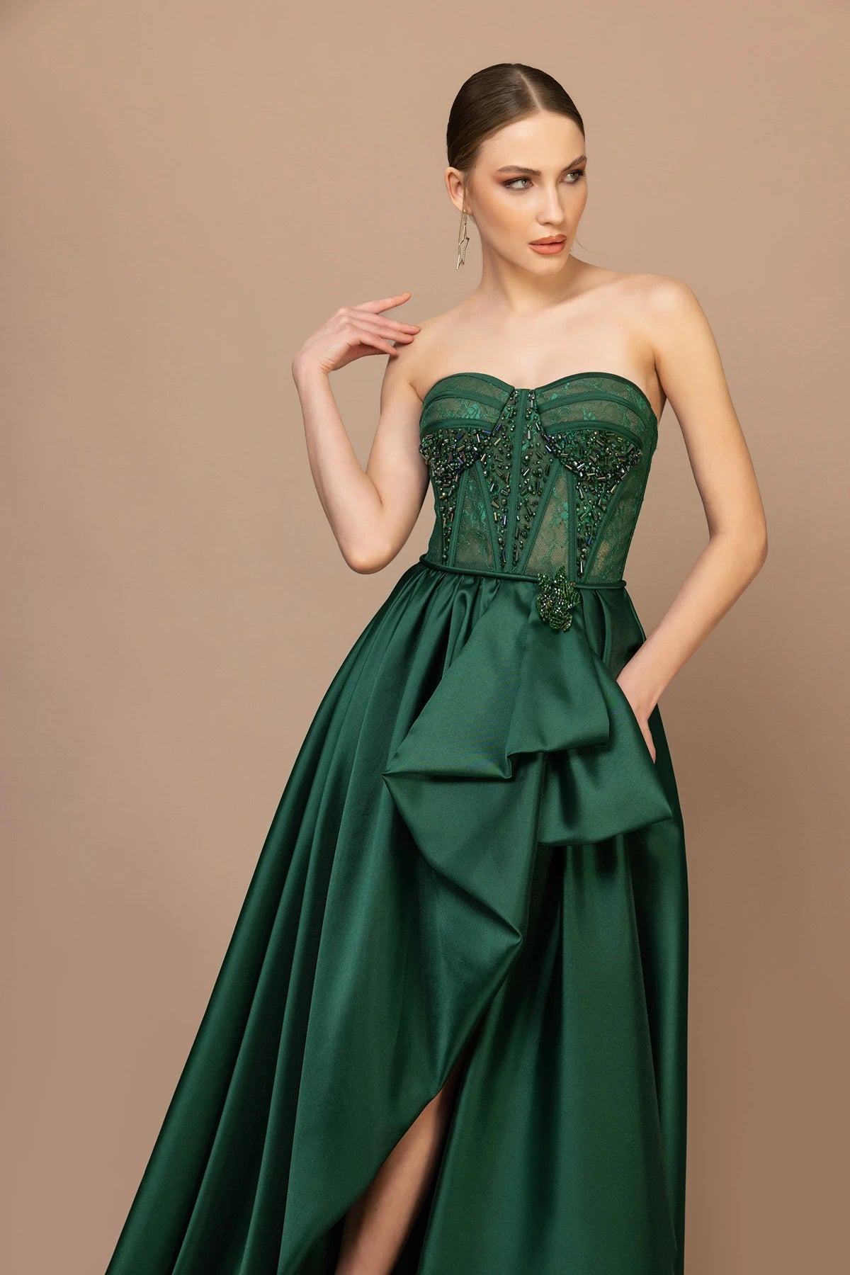 7034-İşleme Detaylı Straplez Yırtmaçlı Uzun Elbise