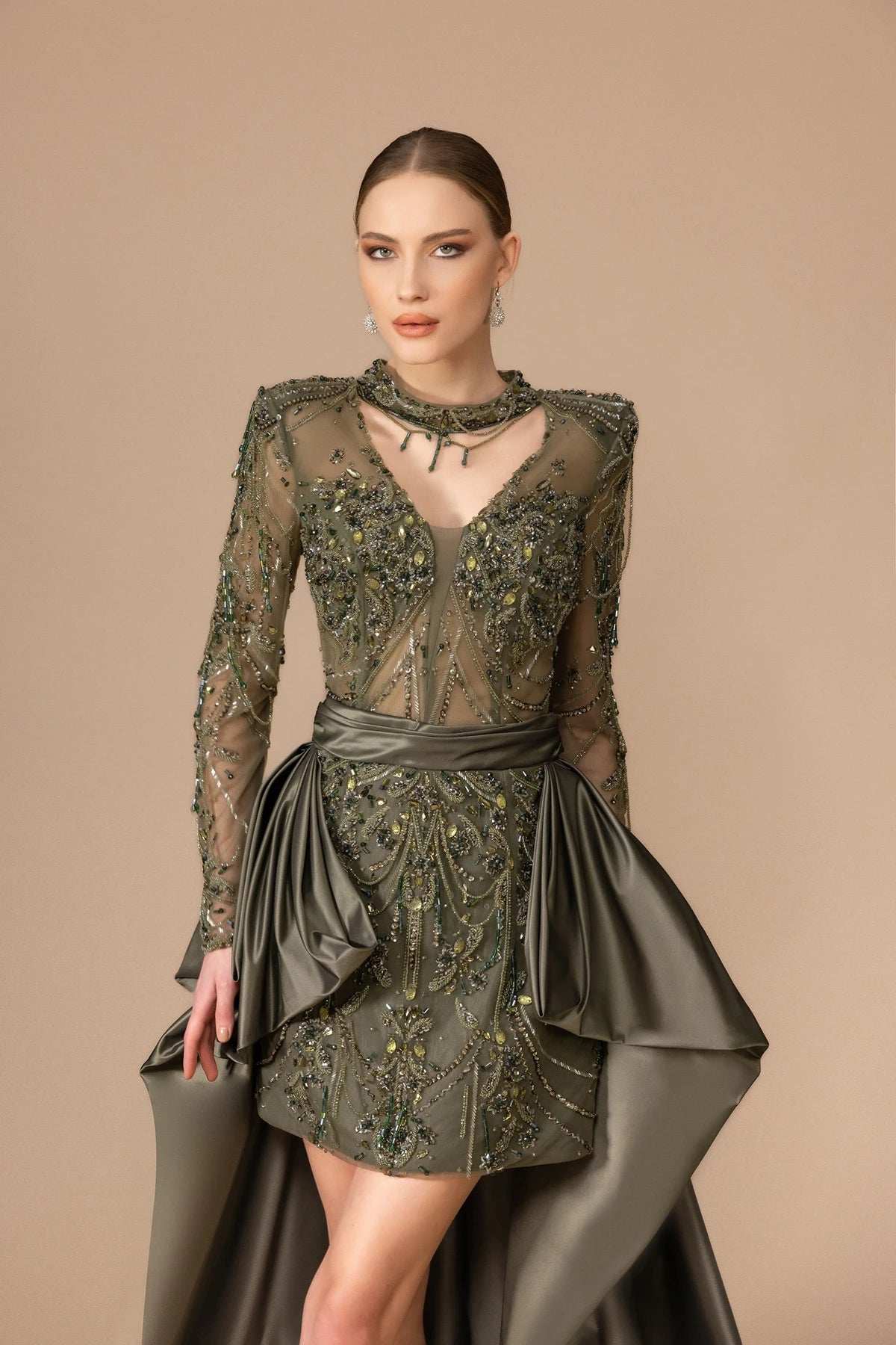 7037-İşlemeli Önü Kısa Arkası Uzun Elbise