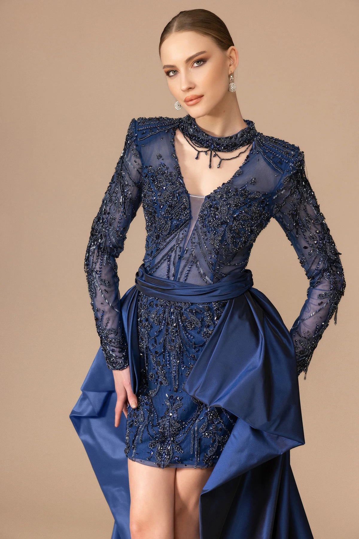 7037-İşlemeli Önü Kısa Arkası Uzun Elbise