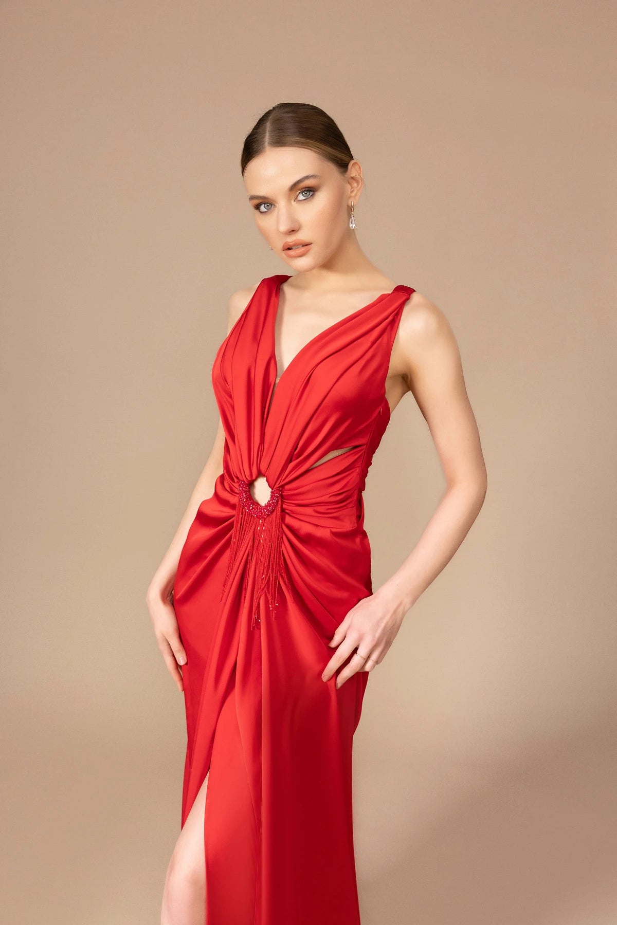 7041-Sırt Dekolteli Yırtmaçlı Uzun Elbise