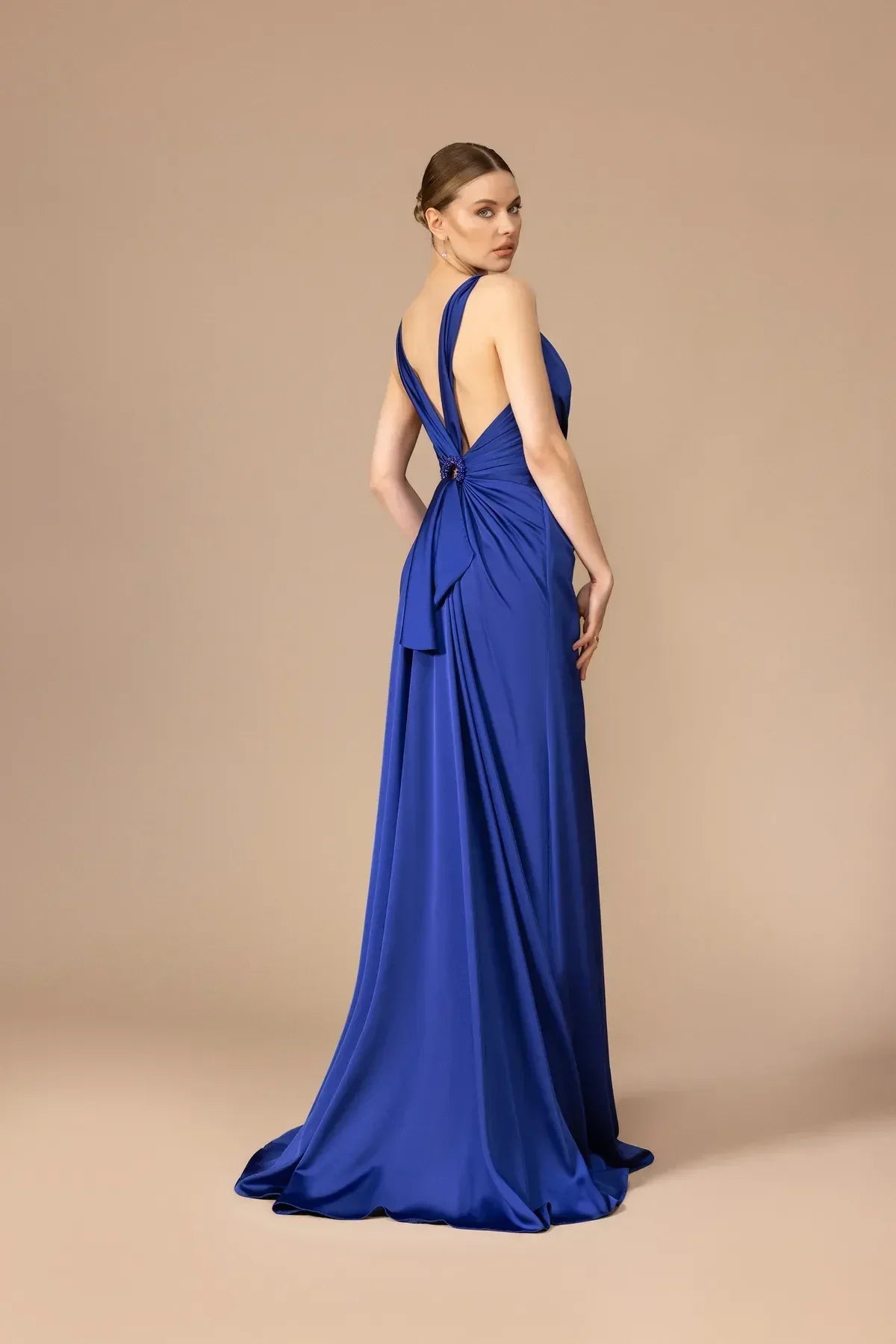 7041-Sırt Dekolteli Yırtmaçlı Uzun Elbise - Kenzel