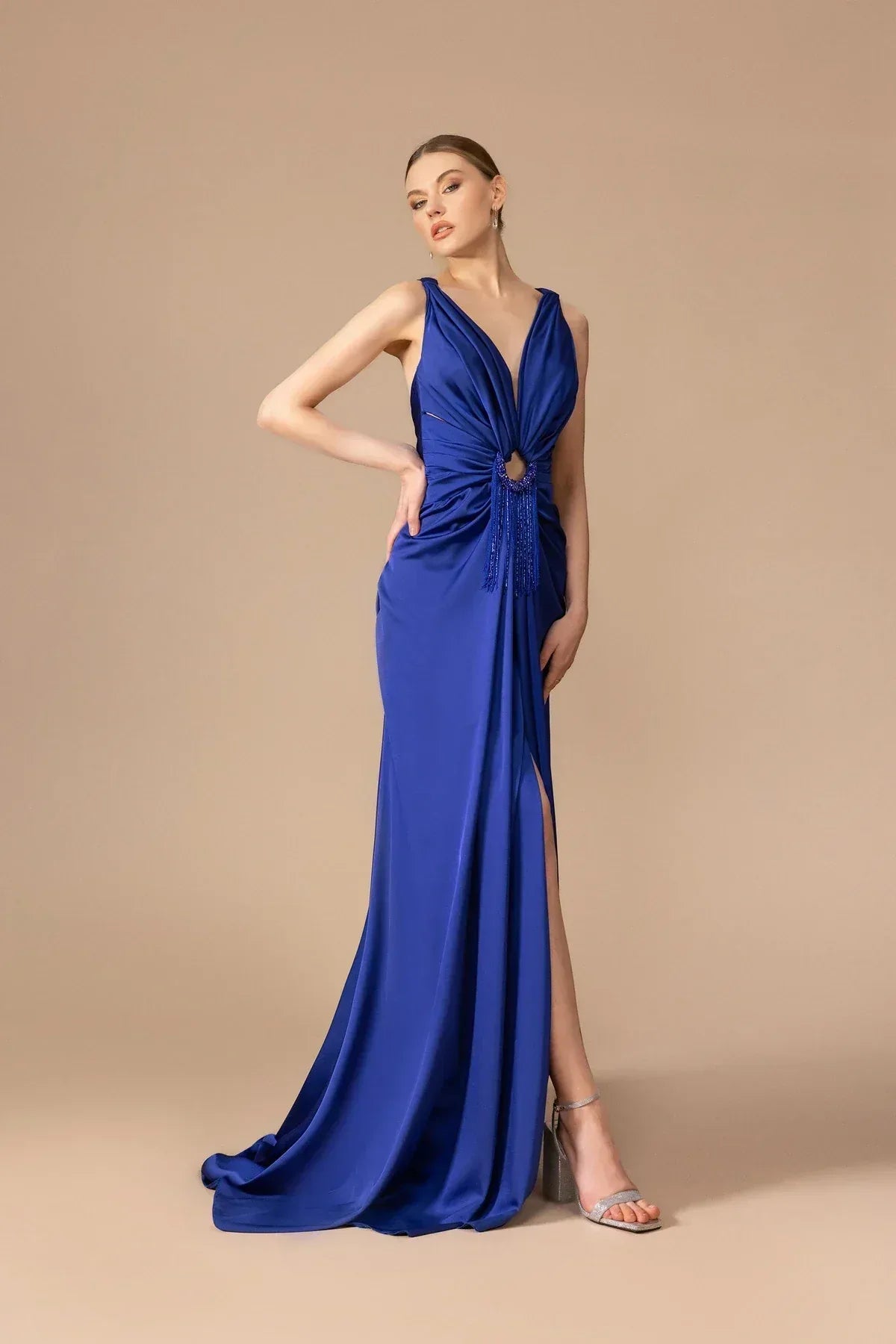 7041-Sırt Dekolteli Yırtmaçlı Uzun Elbise - Kenzel