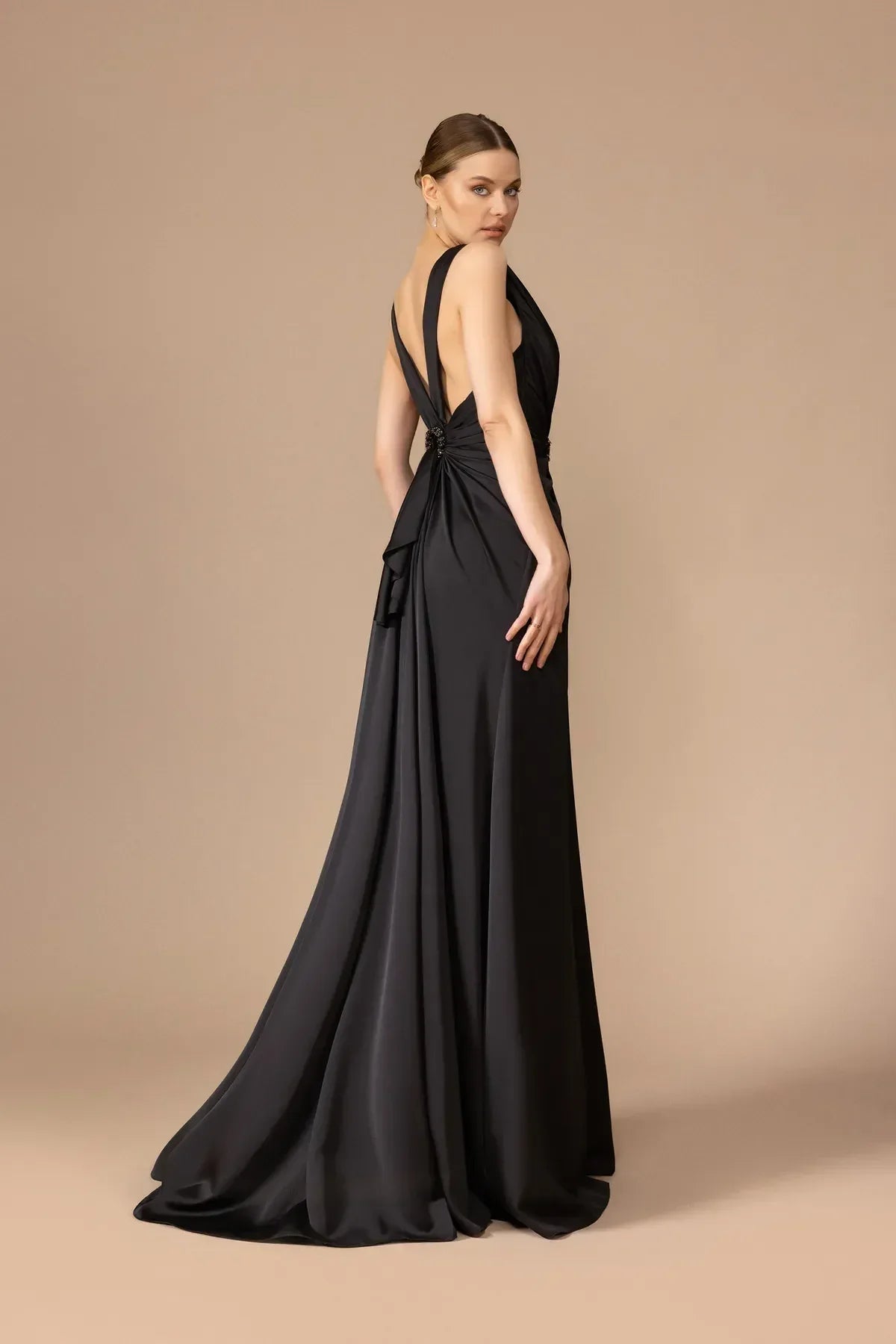 7041-Sırt Dekolteli Yırtmaçlı Uzun Elbise - Kenzel