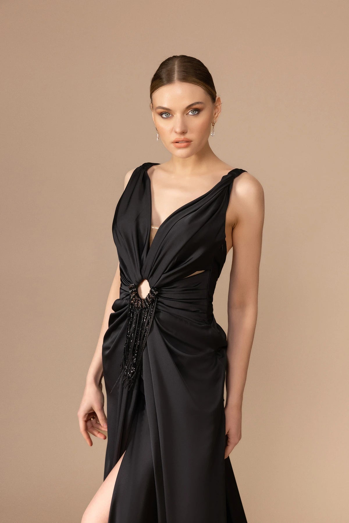 7041-Sırt Dekolteli Yırtmaçlı Uzun Elbise