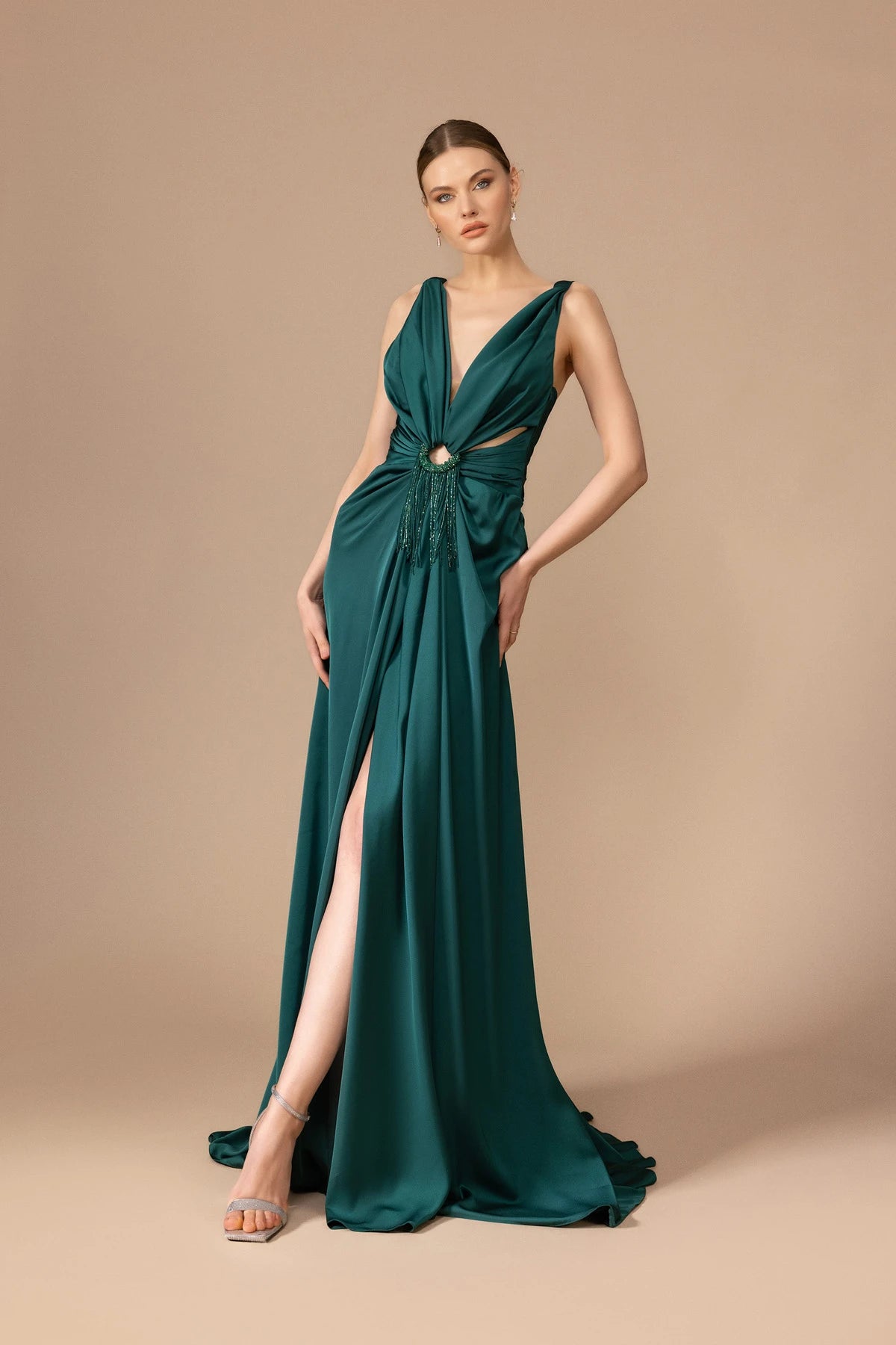 7041-Sırt Dekolteli Yırtmaçlı Uzun Elbise