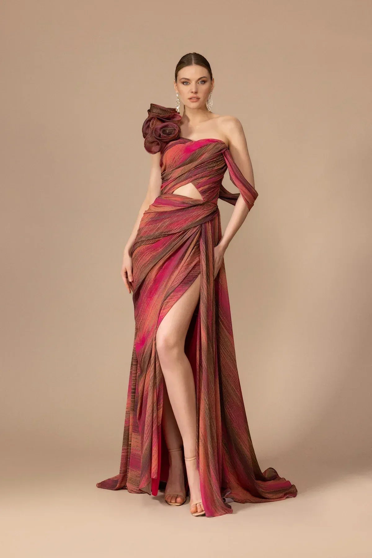 7043-Fırfır Omuz Detaylı Yırtmaçlı Desenli Kumaş Uzun Elbise - Kenzel