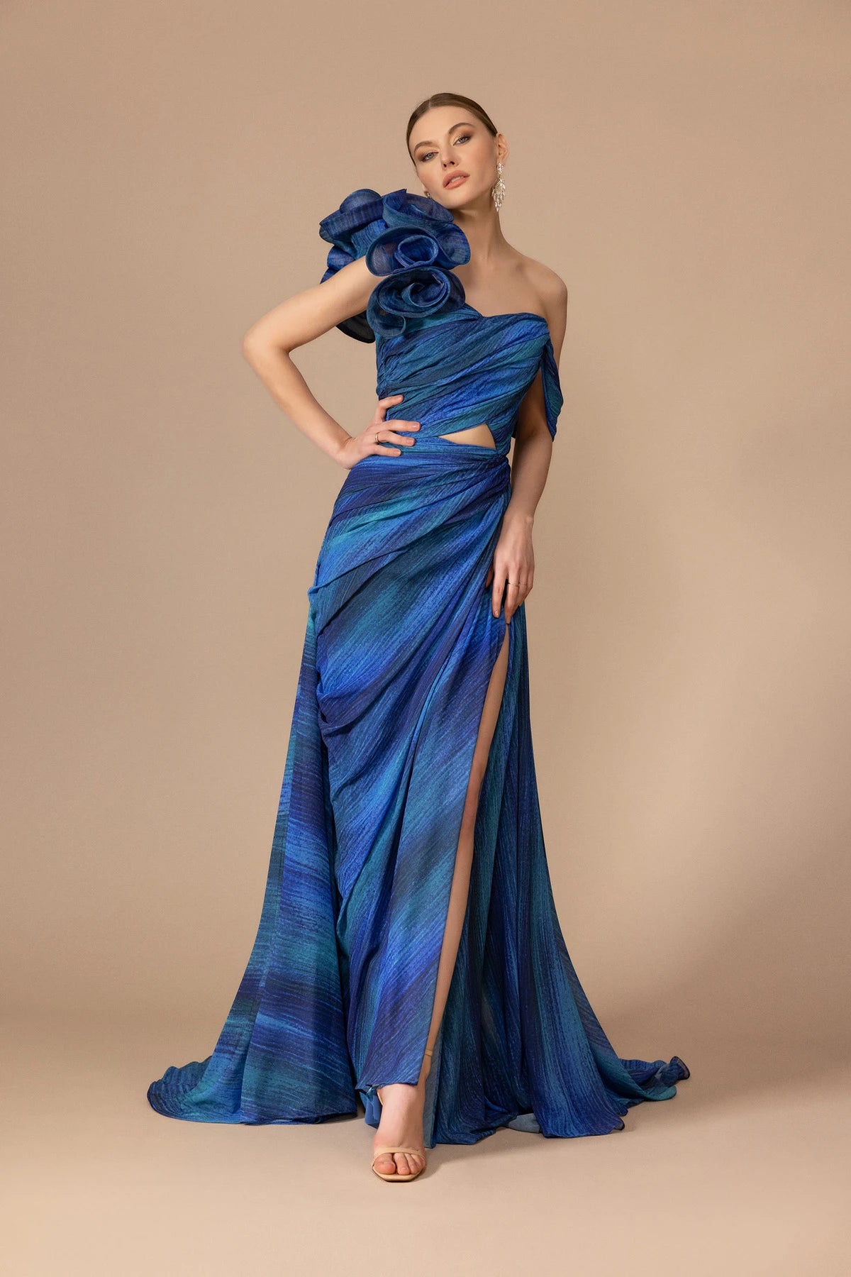 7043-Fırfır Omuz Detaylı Yırtmaçlı Desenli Kumaş Uzun Elbise