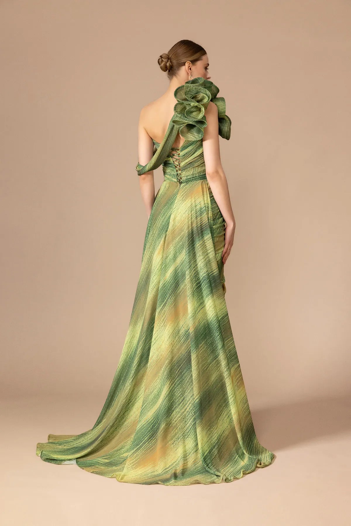 7043-Fırfır Omuz Detaylı Yırtmaçlı Desenli Kumaş Uzun Elbise