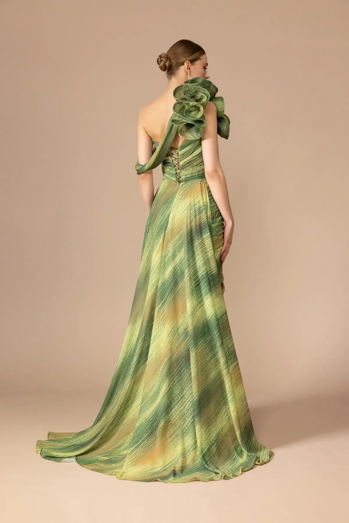 7043-Fırfır Omuz Detaylı Yırtmaçlı Desenli Kumaş Uzun Elbise - Kenzel