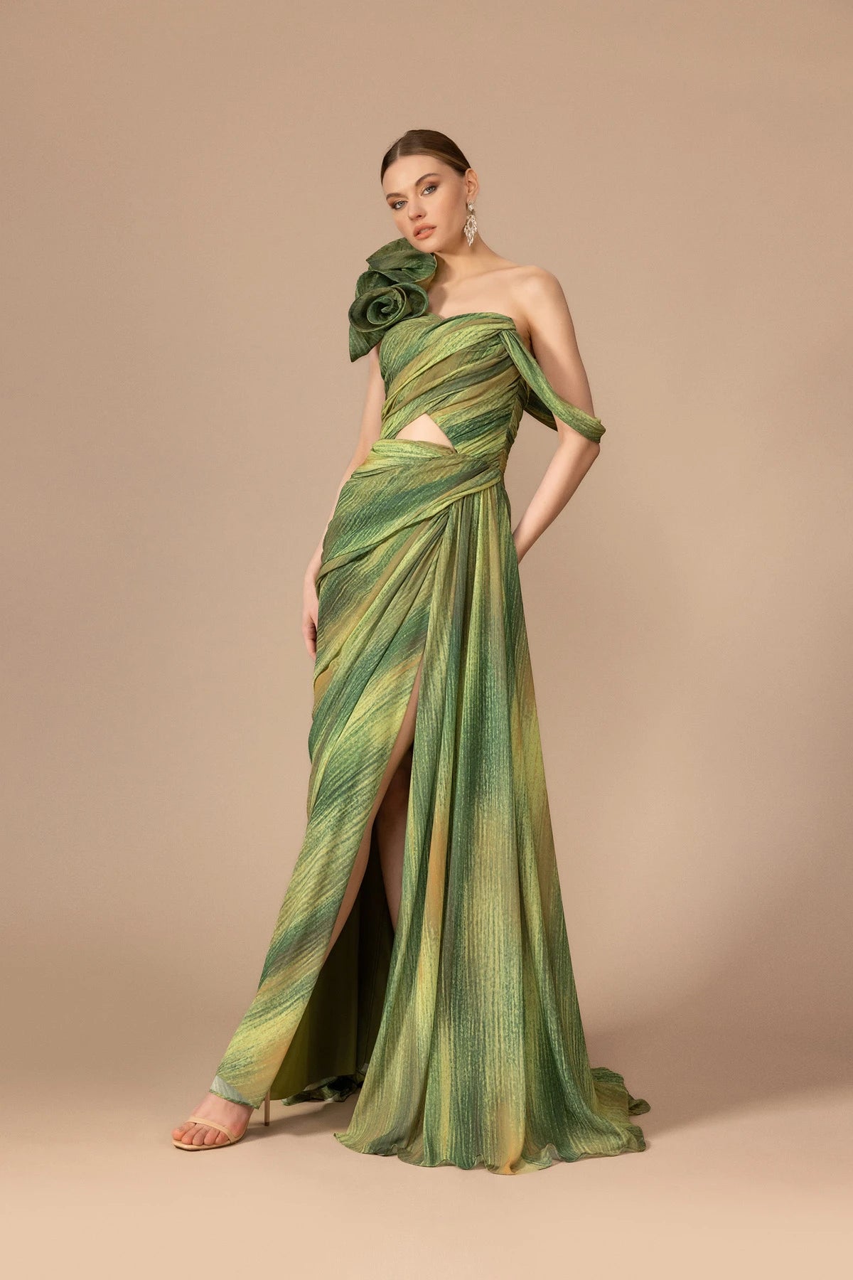 7043-Fırfır Omuz Detaylı Yırtmaçlı Desenli Kumaş Uzun Elbise