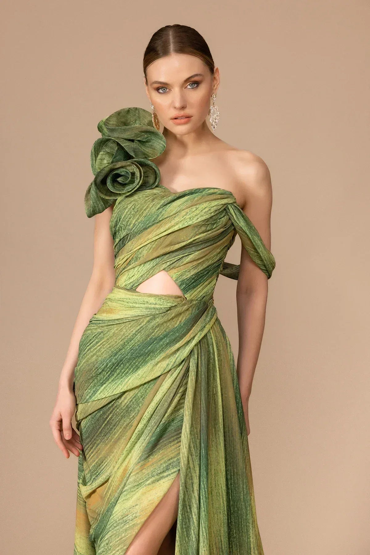 7043-Fırfır Omuz Detaylı Yırtmaçlı Desenli Kumaş Uzun Elbise - Kenzel