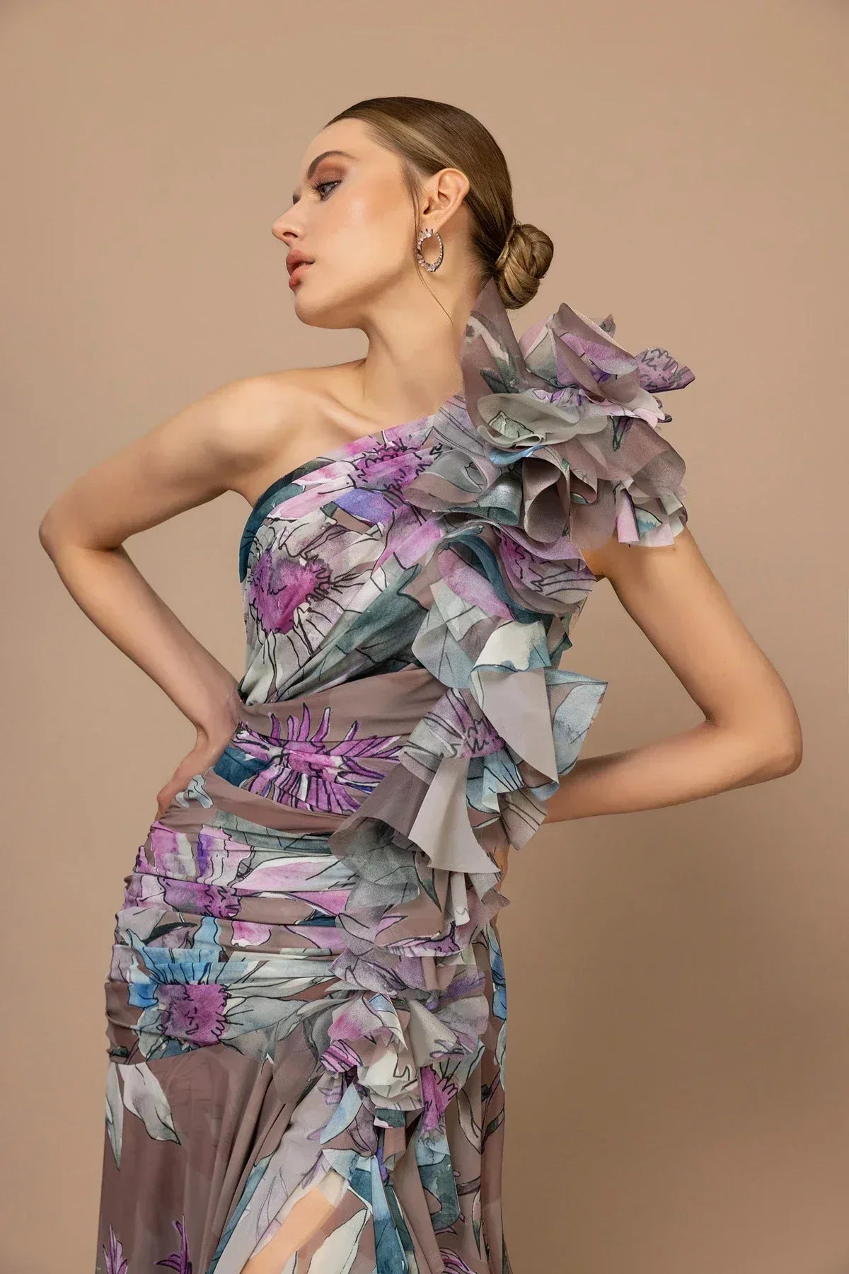 7044-Fırfır Omuz Detaylı Desenli Kumaş Uzun Elbise - Kenzel